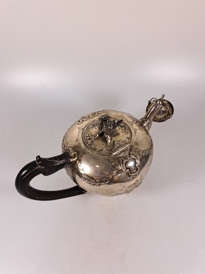 26951583f - Teekanne aus Silber, 19.Jh., Silber, reliefiert mit Blumen und Girlanden, Griff ...
