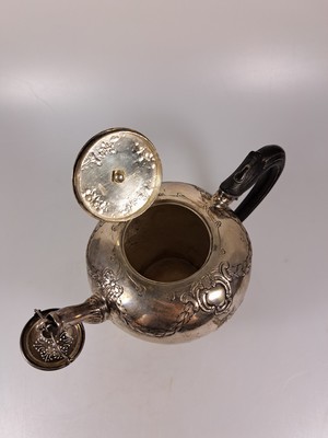 26951583g - Teekanne aus Silber, 19.Jh., Silber, reliefiert mit Blumen und Girlanden, Griff ...