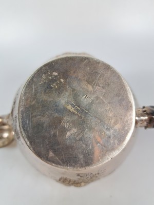 26951583h - Teekanne aus Silber, 19.Jh., Silber, reliefiert mit Blumen und Girlanden, Griff ...