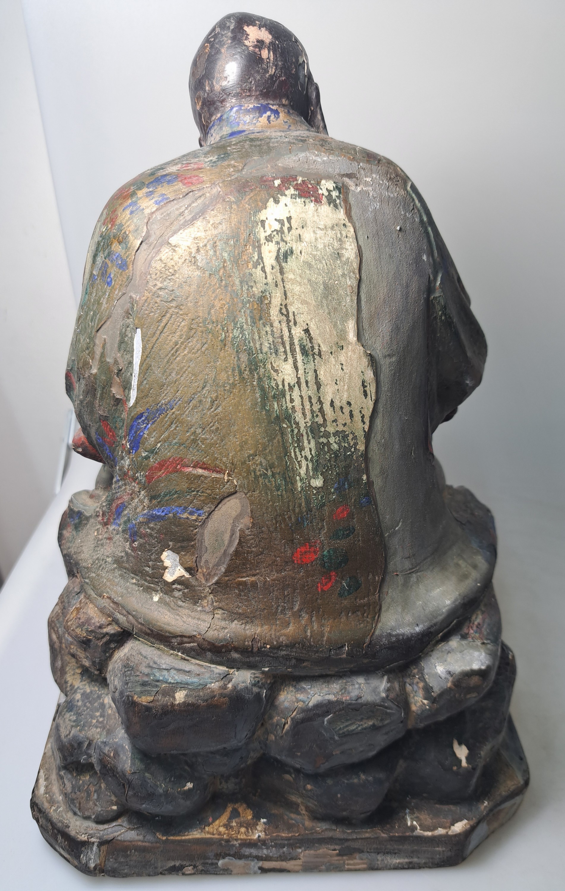 Detail a: Skulptur eines Gelehrten, China, um 1900, Holz geschnitzt, Reste alter bunter Bemalung, H. ca. 30cm