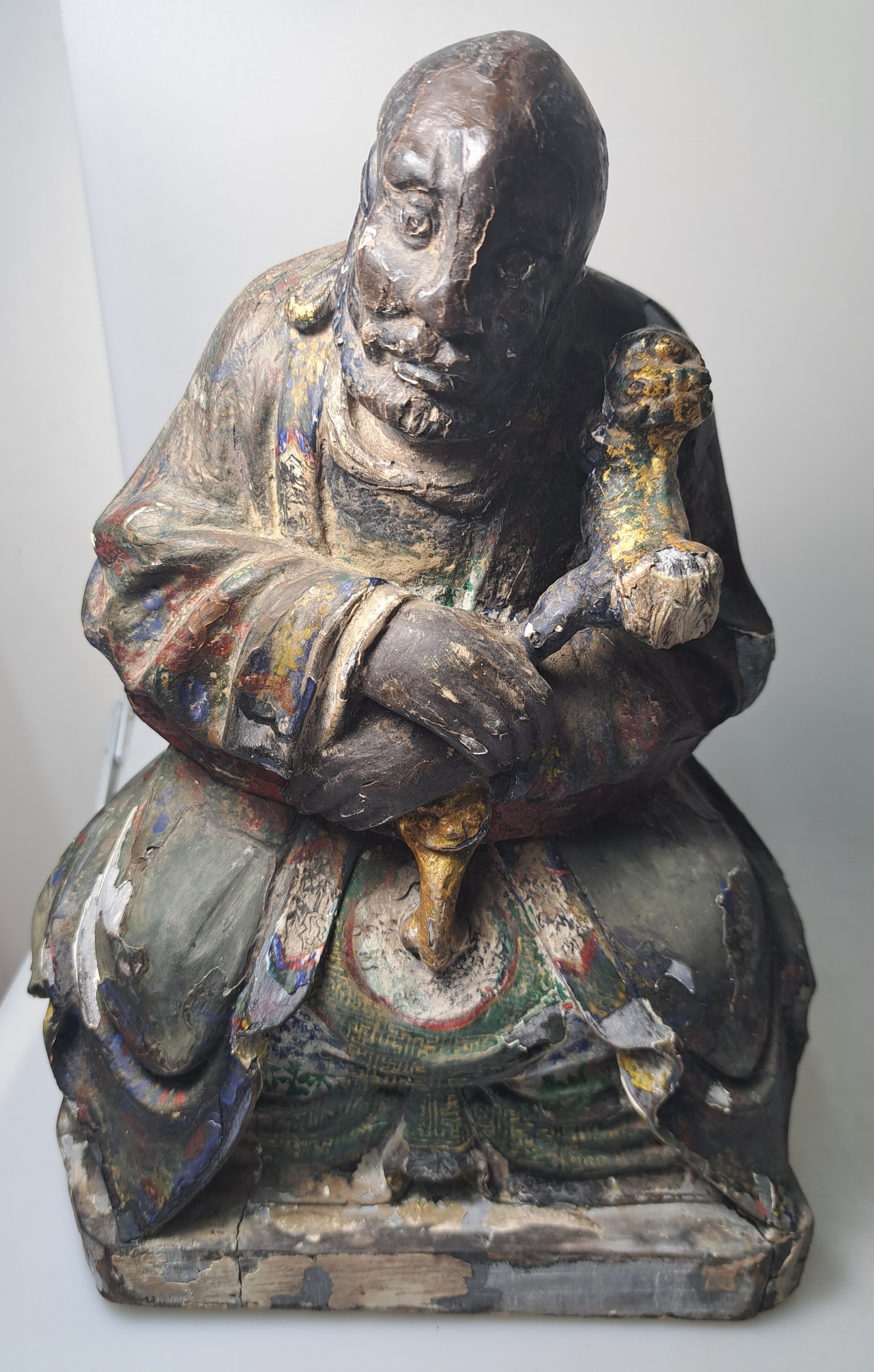 Detail c: Skulptur eines Gelehrten, China, um 1900, Holz geschnitzt, Reste alter bunter Bemalung, H. ca. 30cm