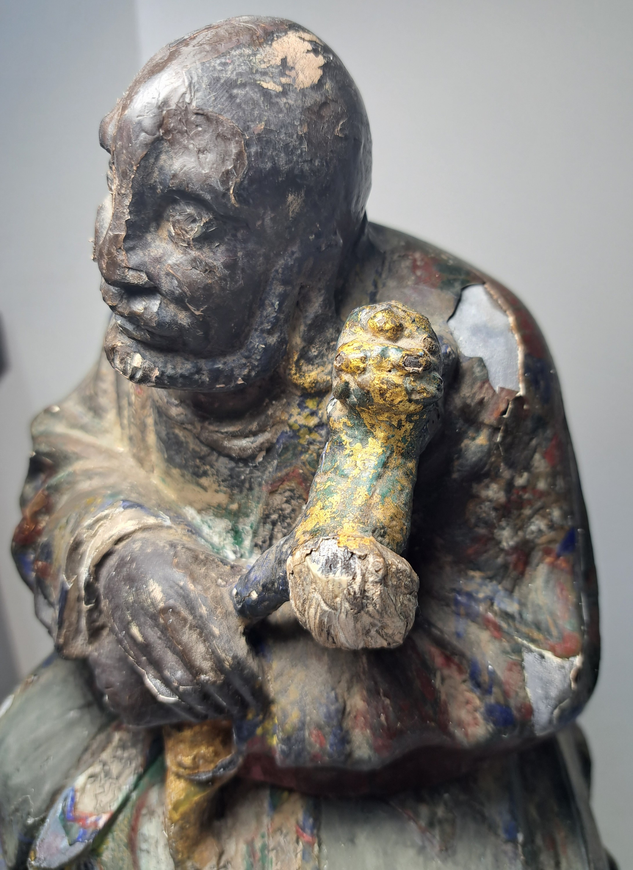 Detail d: Skulptur eines Gelehrten, China, um 1900, Holz geschnitzt, Reste alter bunter Bemalung, H. ca. 30cm
