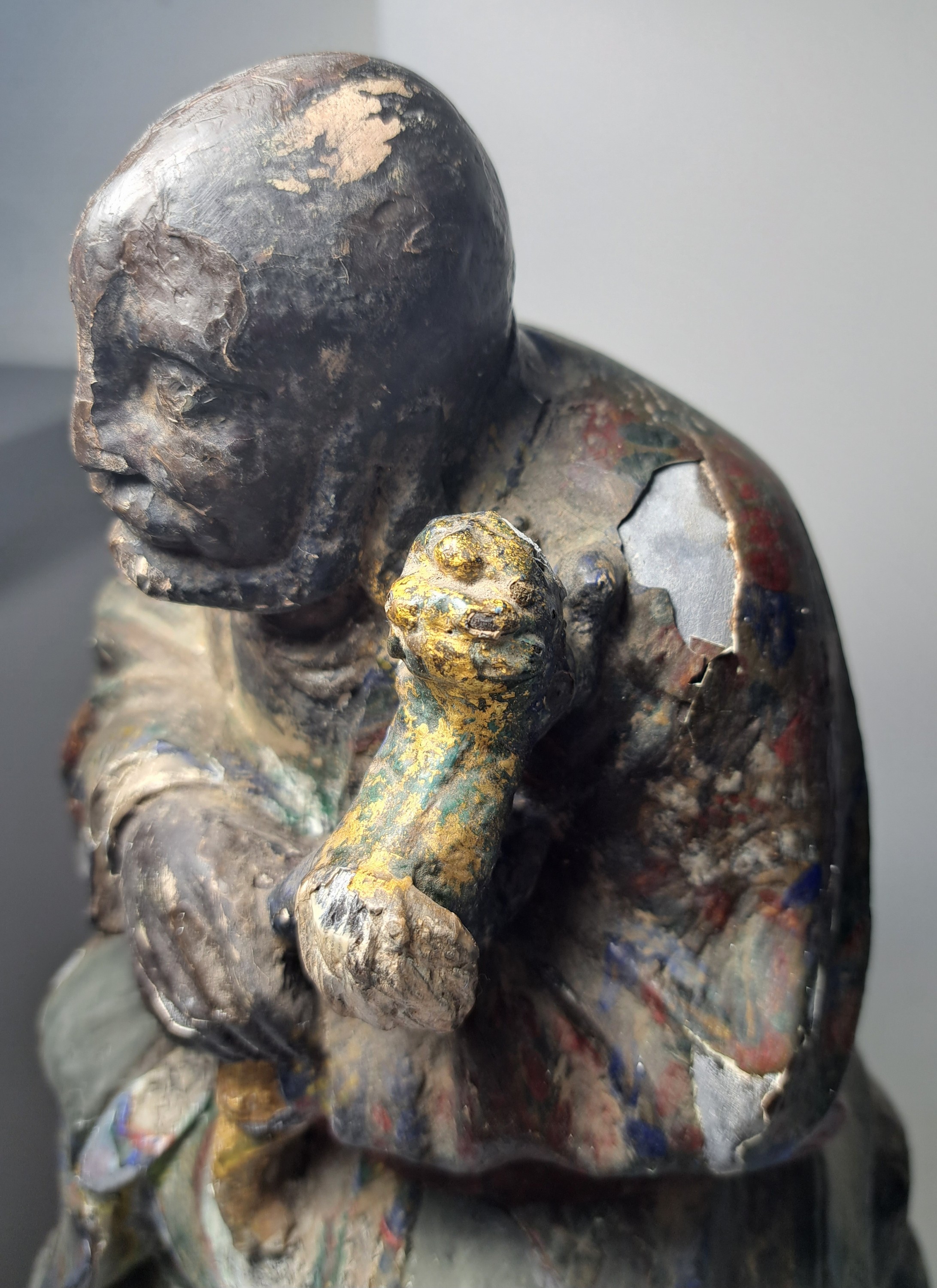 Detail e: Skulptur eines Gelehrten, China, um 1900, Holz geschnitzt, Reste alter bunter Bemalung, H. ca. 30cm