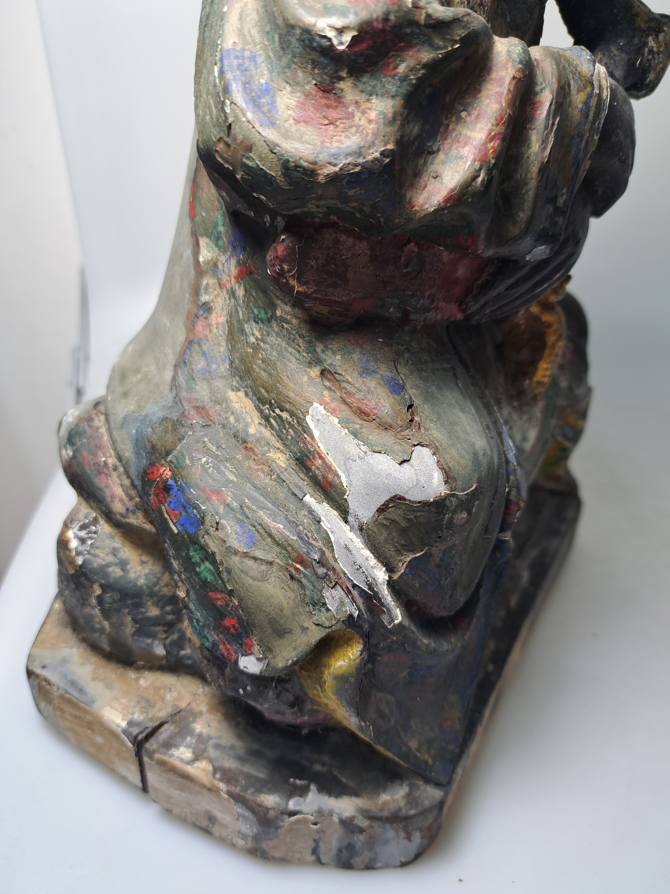 Detail f: Skulptur eines Gelehrten, China, um 1900, Holz geschnitzt, Reste alter bunter Bemalung, H. ca. 30cm