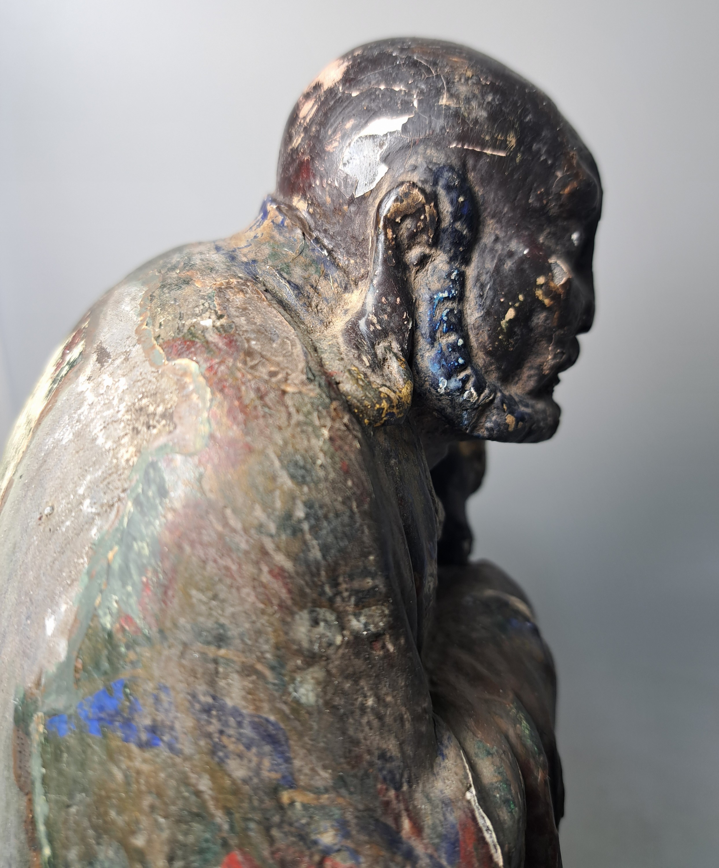 Detail g: Skulptur eines Gelehrten, China, um 1900, Holz geschnitzt, Reste alter bunter Bemalung, H. ca. 30cm