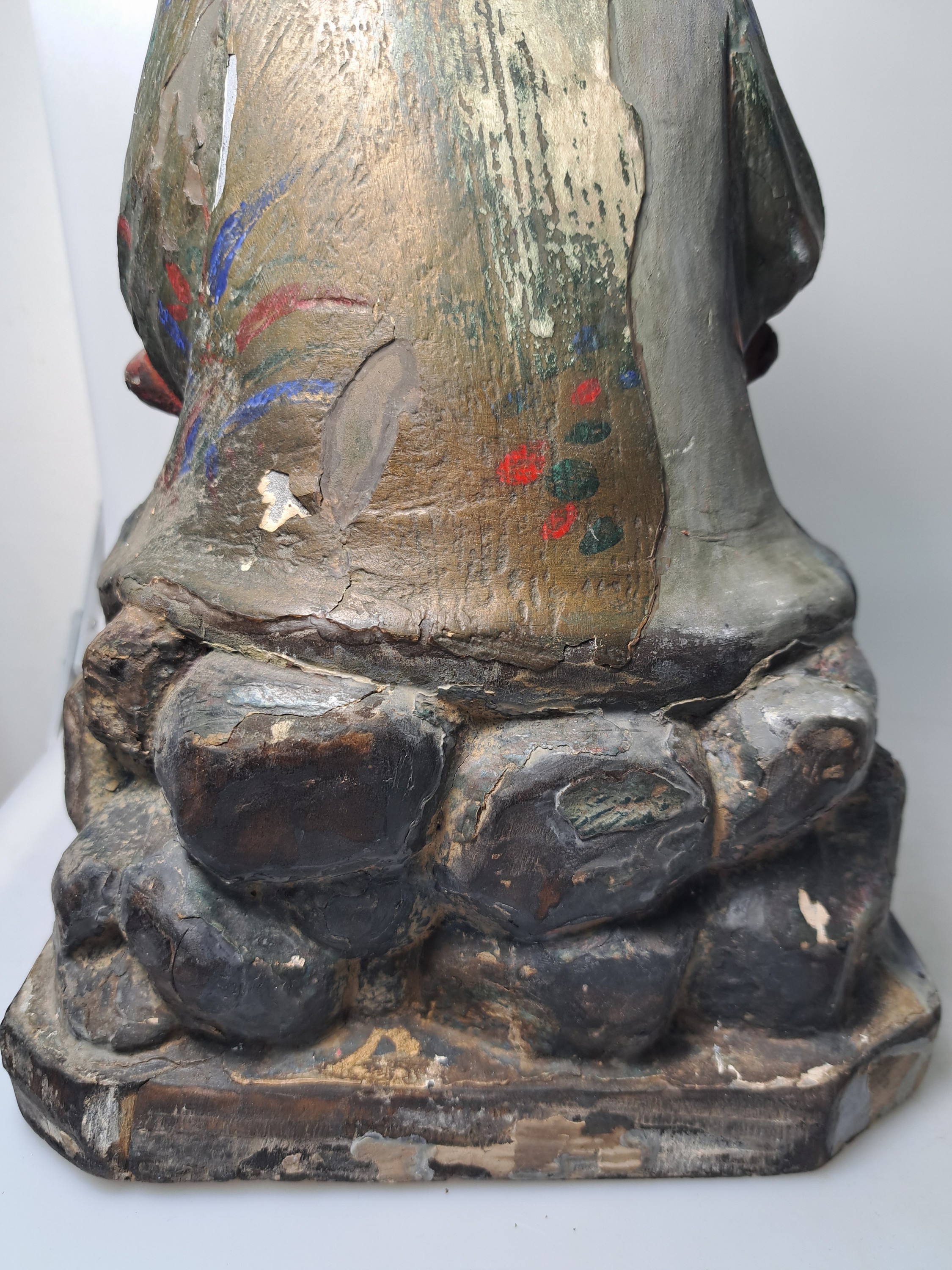 Detail h: Skulptur eines Gelehrten, China, um 1900, Holz geschnitzt, Reste alter bunter Bemalung, H. ca. 30cm