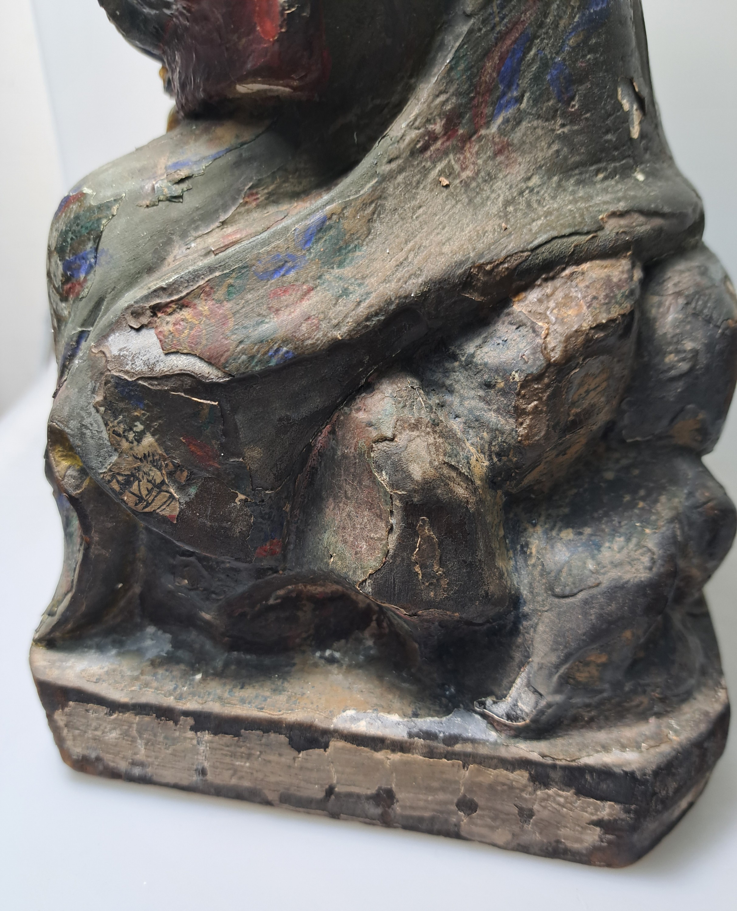 Detail i: Skulptur eines Gelehrten, China, um 1900, Holz geschnitzt, Reste alter bunter Bemalung, H. ca. 30cm
