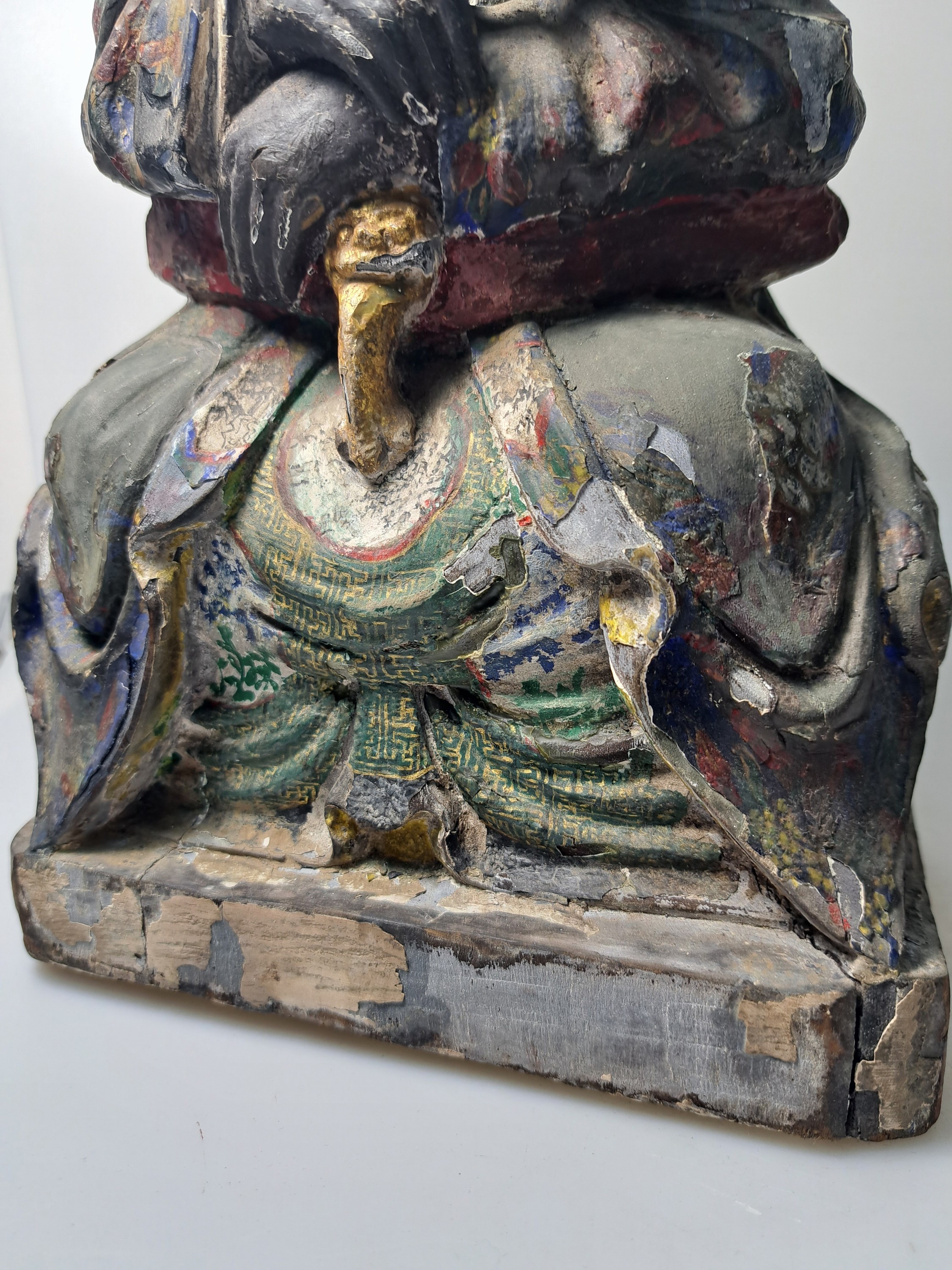 Detail j: Skulptur eines Gelehrten, China, um 1900, Holz geschnitzt, Reste alter bunter Bemalung, H. ca. 30cm