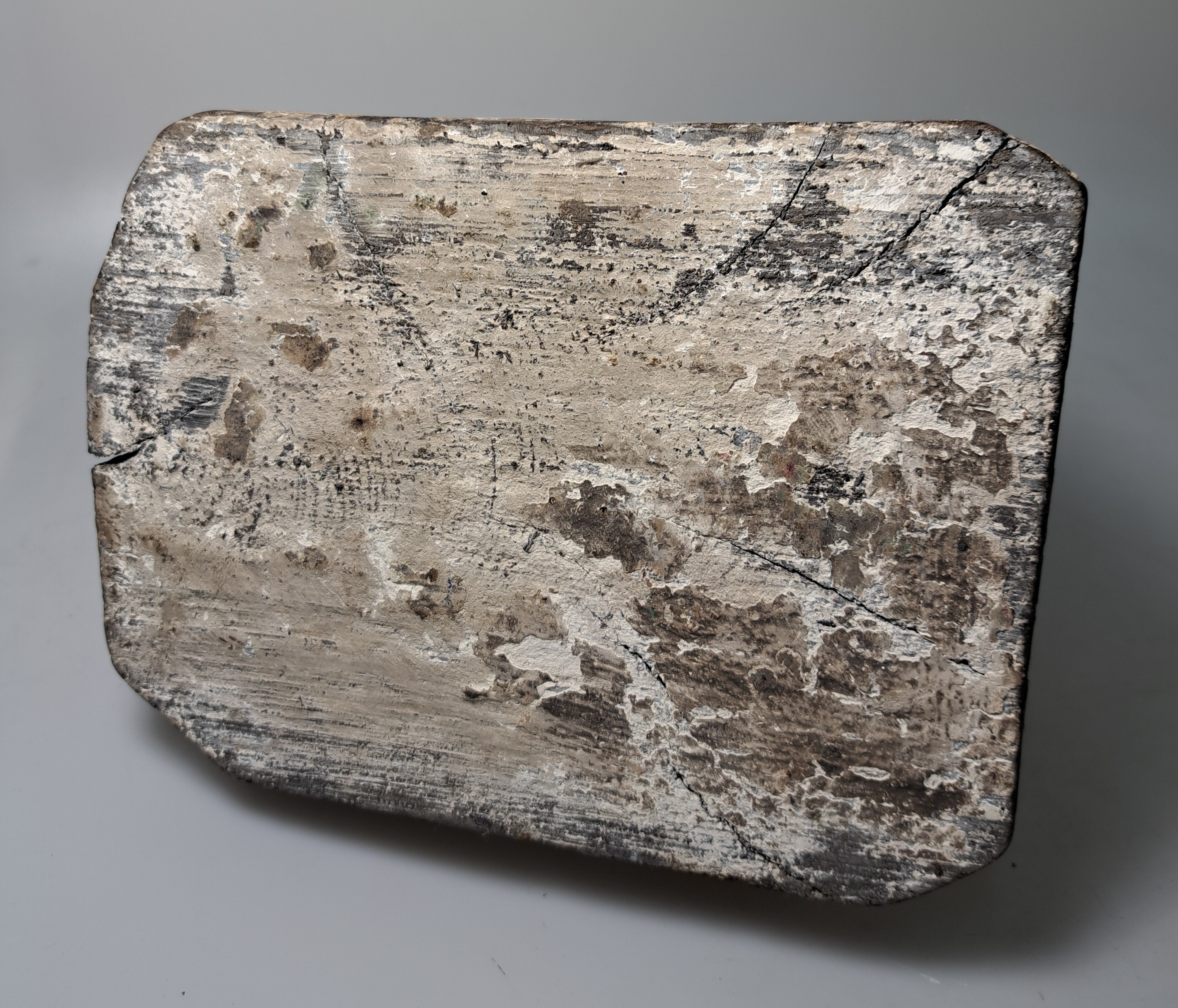 Detail k: Skulptur eines Gelehrten, China, um 1900, Holz geschnitzt, Reste alter bunter Bemalung, H. ca. 30cm