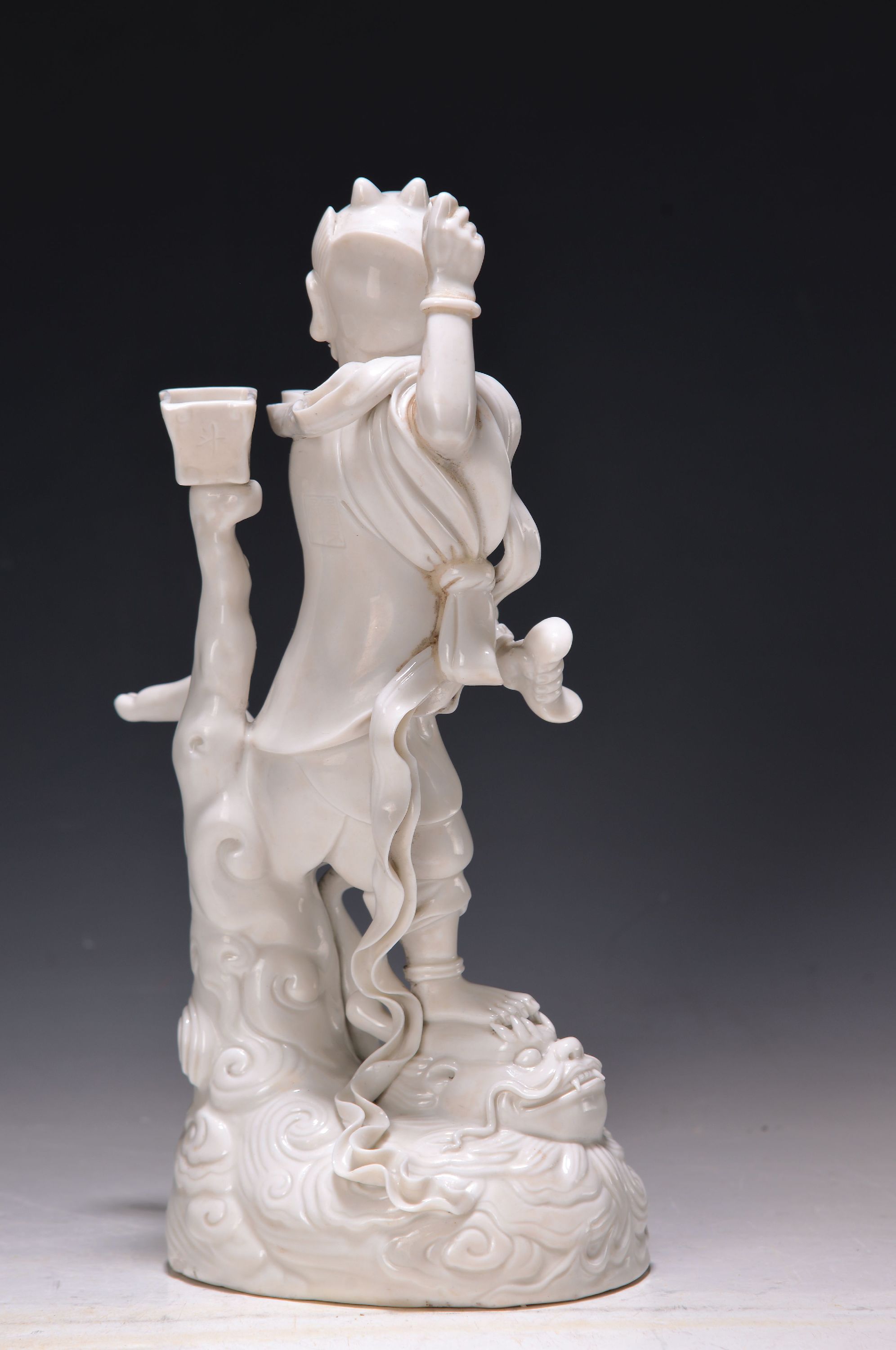 Detail a: Porzellanfigur, China, um 1900, sog. blanc-de-blanc, Darstellung eines Dämon, auf einem Drachenkopf stehend, H. ca. 27cm
