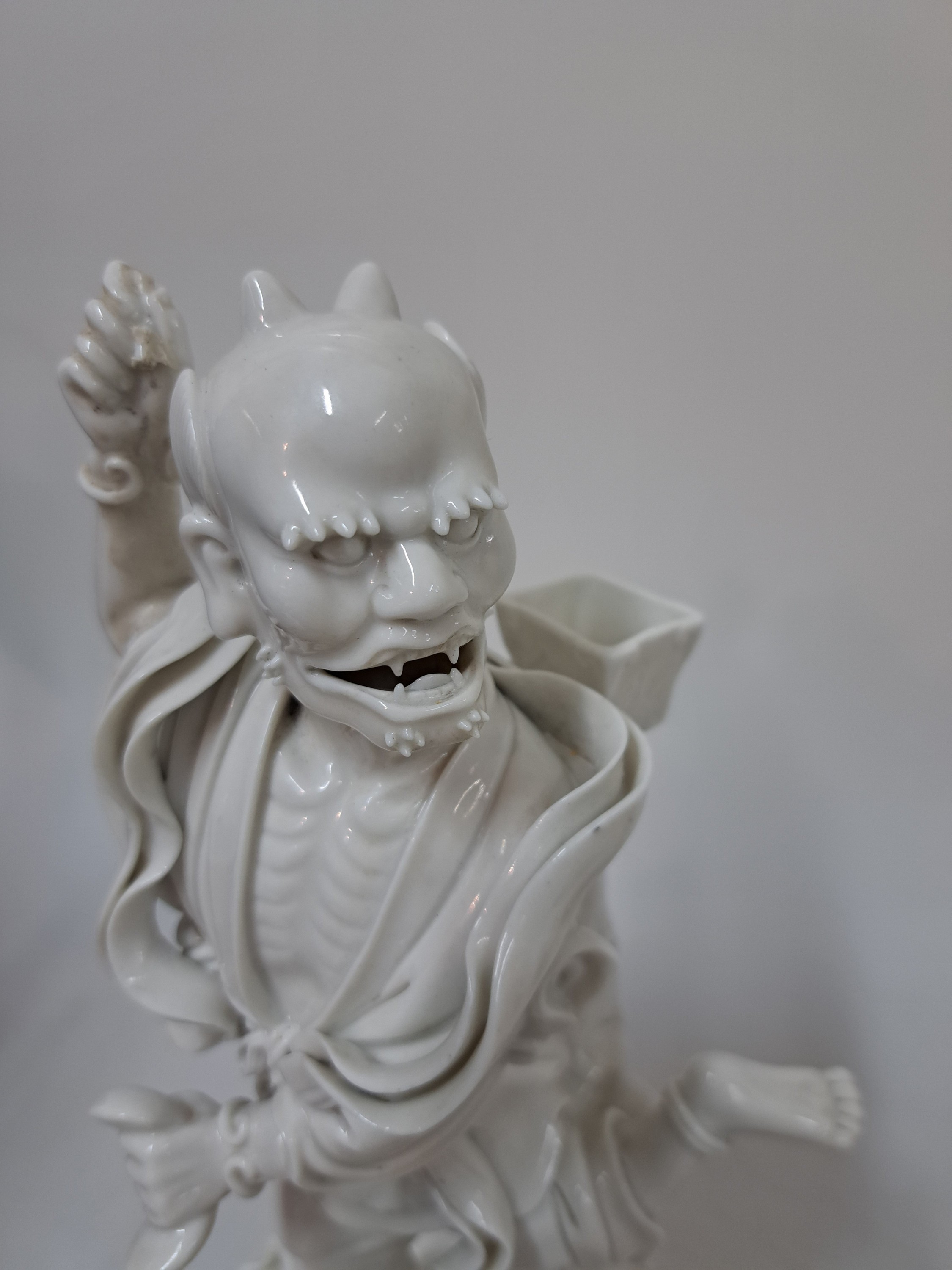 Detail c: Porzellanfigur, China, um 1900, sog. blanc-de-blanc, Darstellung eines Dämon, auf einem Drachenkopf stehend, H. ca. 27cm