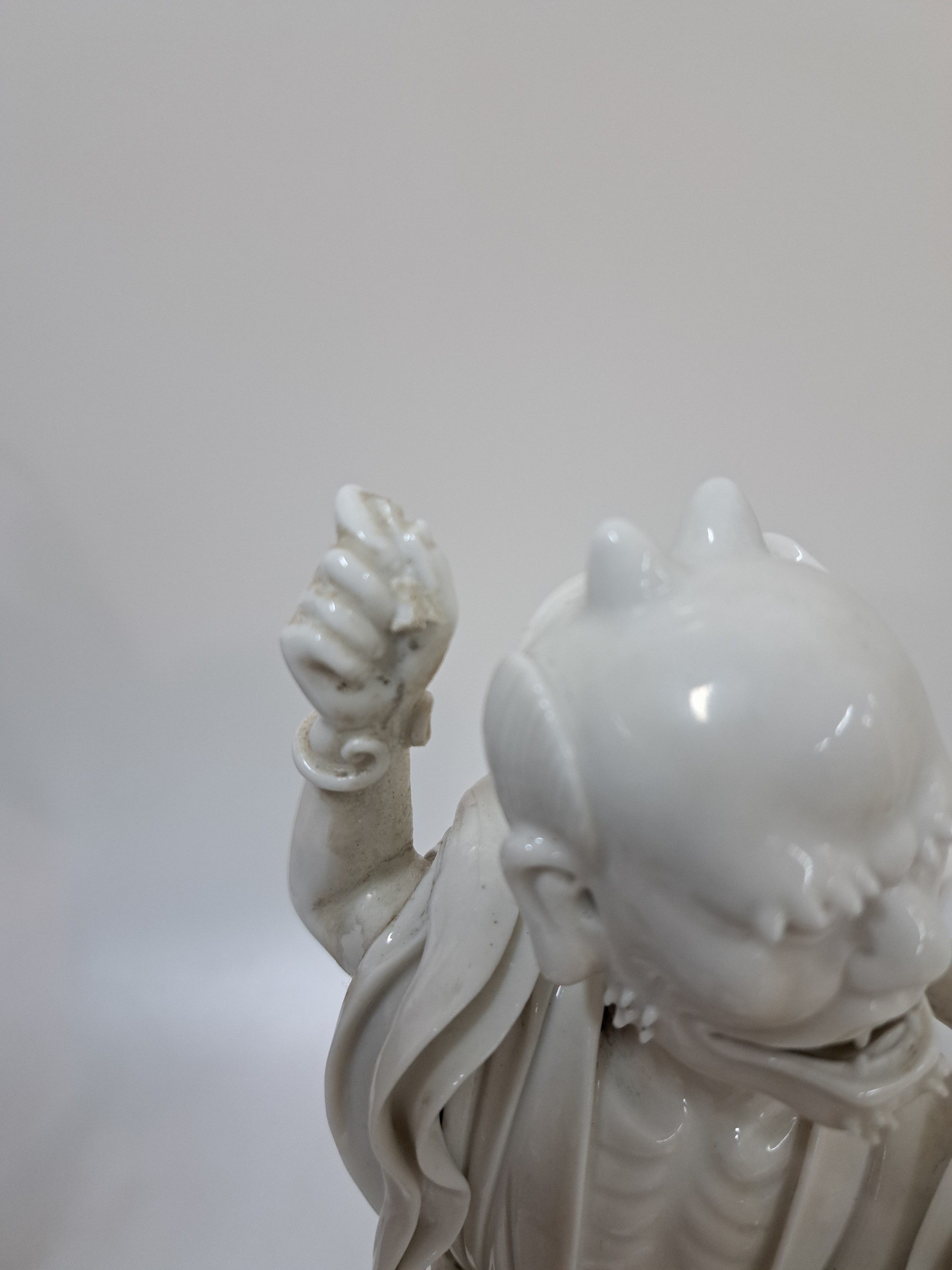 Detail d: Porzellanfigur, China, um 1900, sog. blanc-de-blanc, Darstellung eines Dämon, auf einem Drachenkopf stehend, H. ca. 27cm
