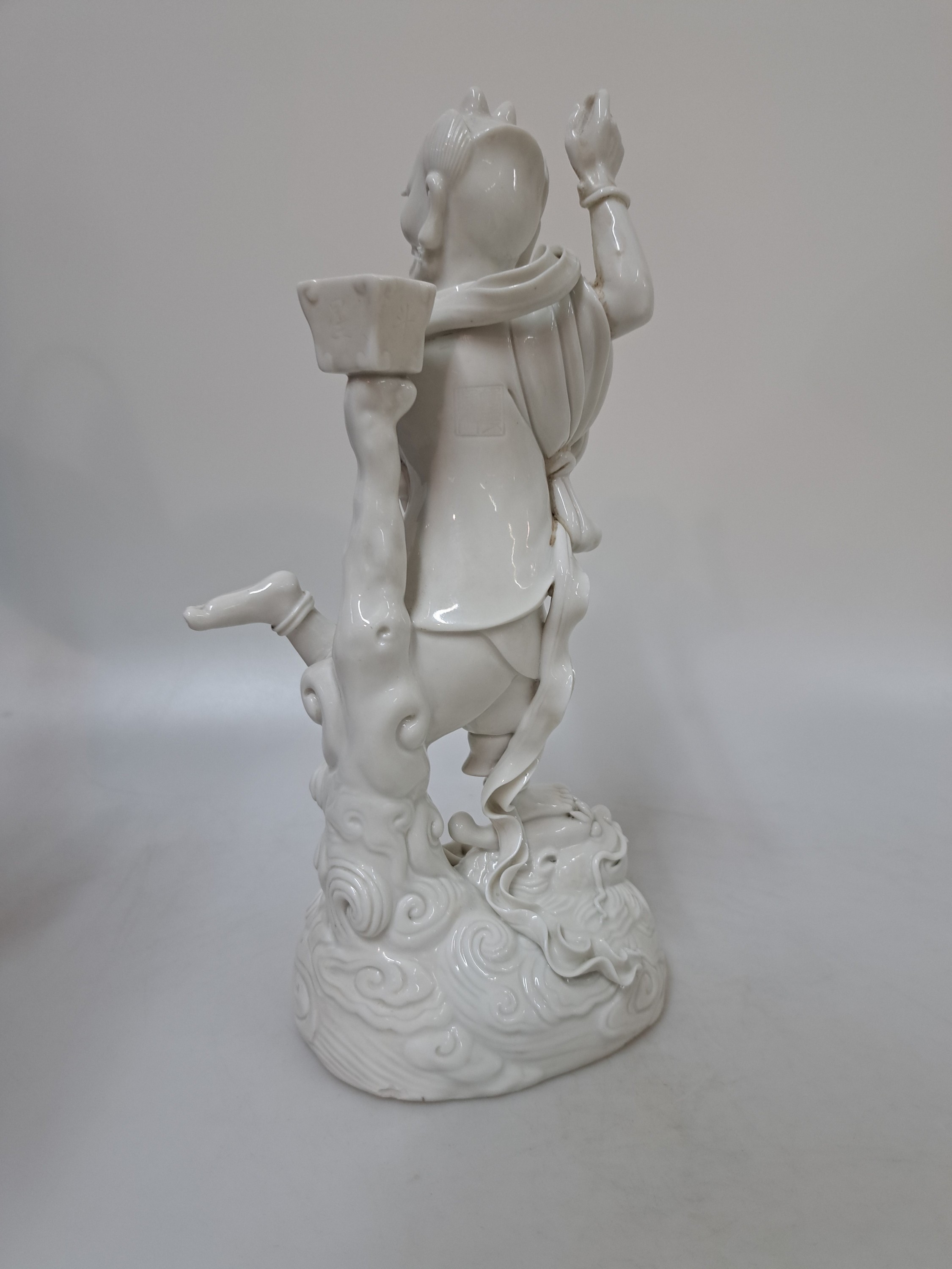 Detail f: Porzellanfigur, China, um 1900, sog. blanc-de-blanc, Darstellung eines Dämon, auf einem Drachenkopf stehend, H. ca. 27cm