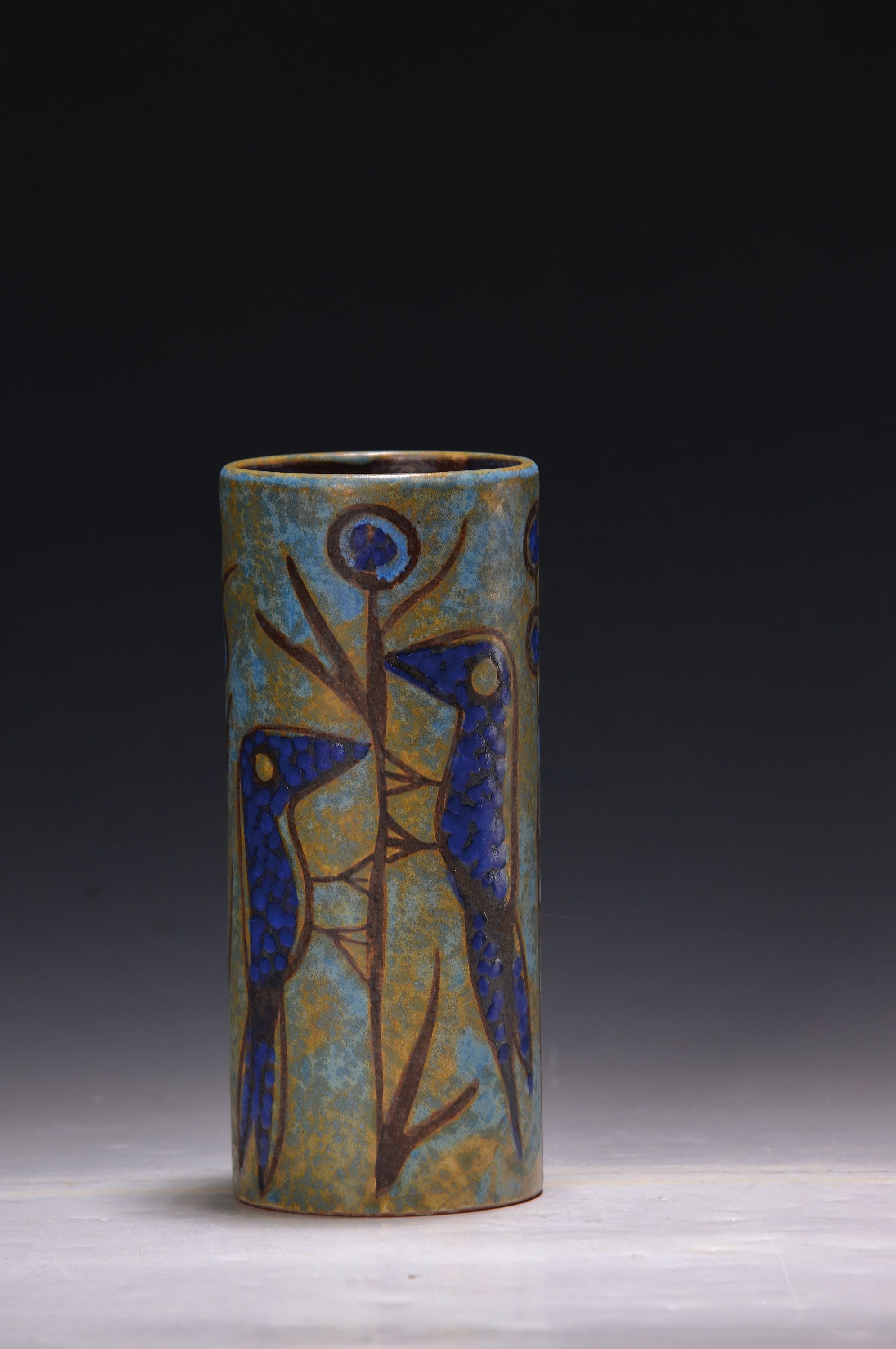 Zylindervase, Karlsruher Majolika, Eva Fritz-Lindner, Nr. 3157, bunt bemalt mit stilisierten Spechten, sign., H. ca. 21cm