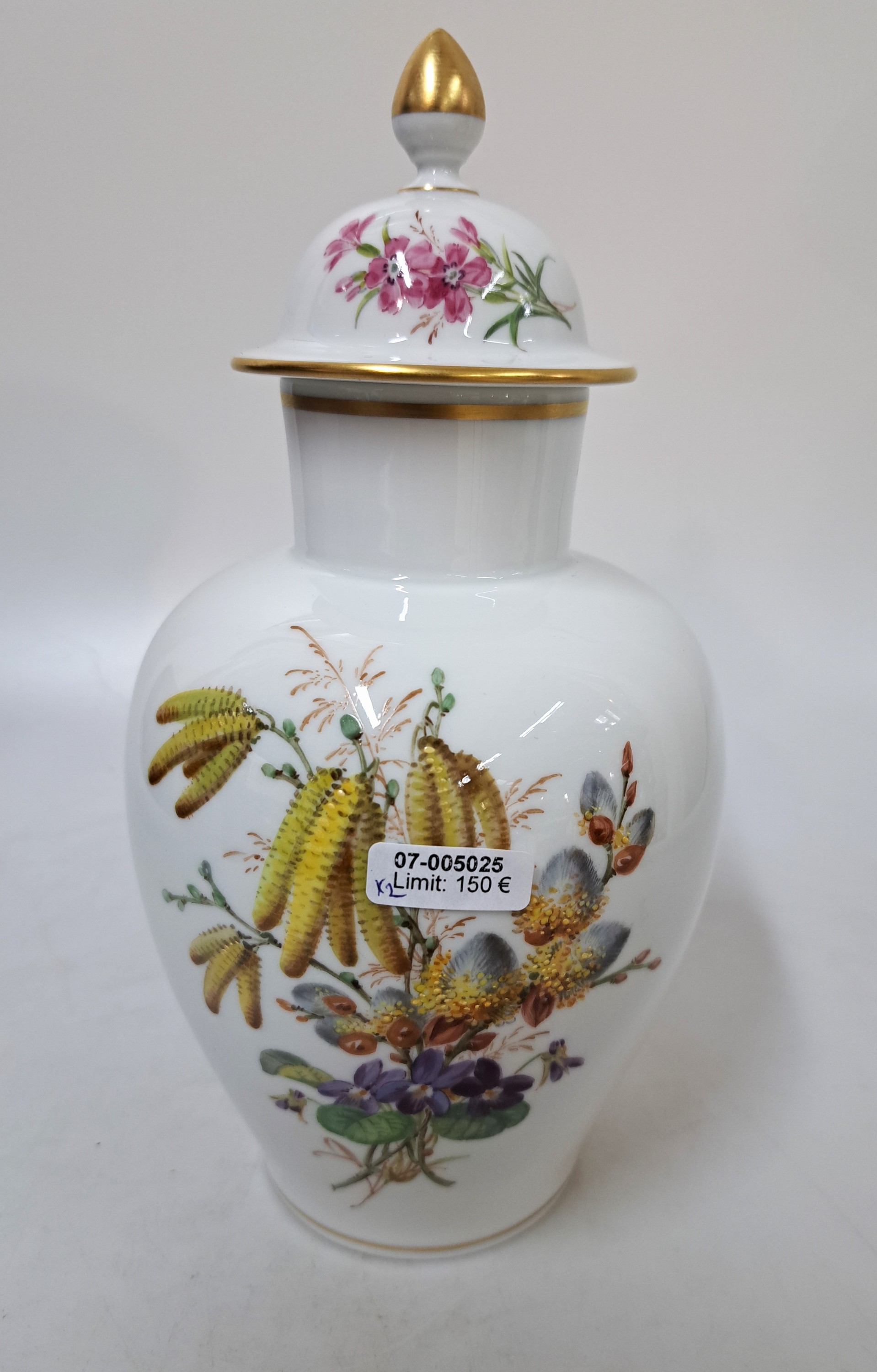 Detail a: 2 Vasen, Meissen, 20. Jh., 2. Wahl., 1x Blume I mit Goldrändern, H. ca. 24cm, 1x Deckelvase, bemalt mit Veilchen und Weidenkätzchen, H. ca. 23cm