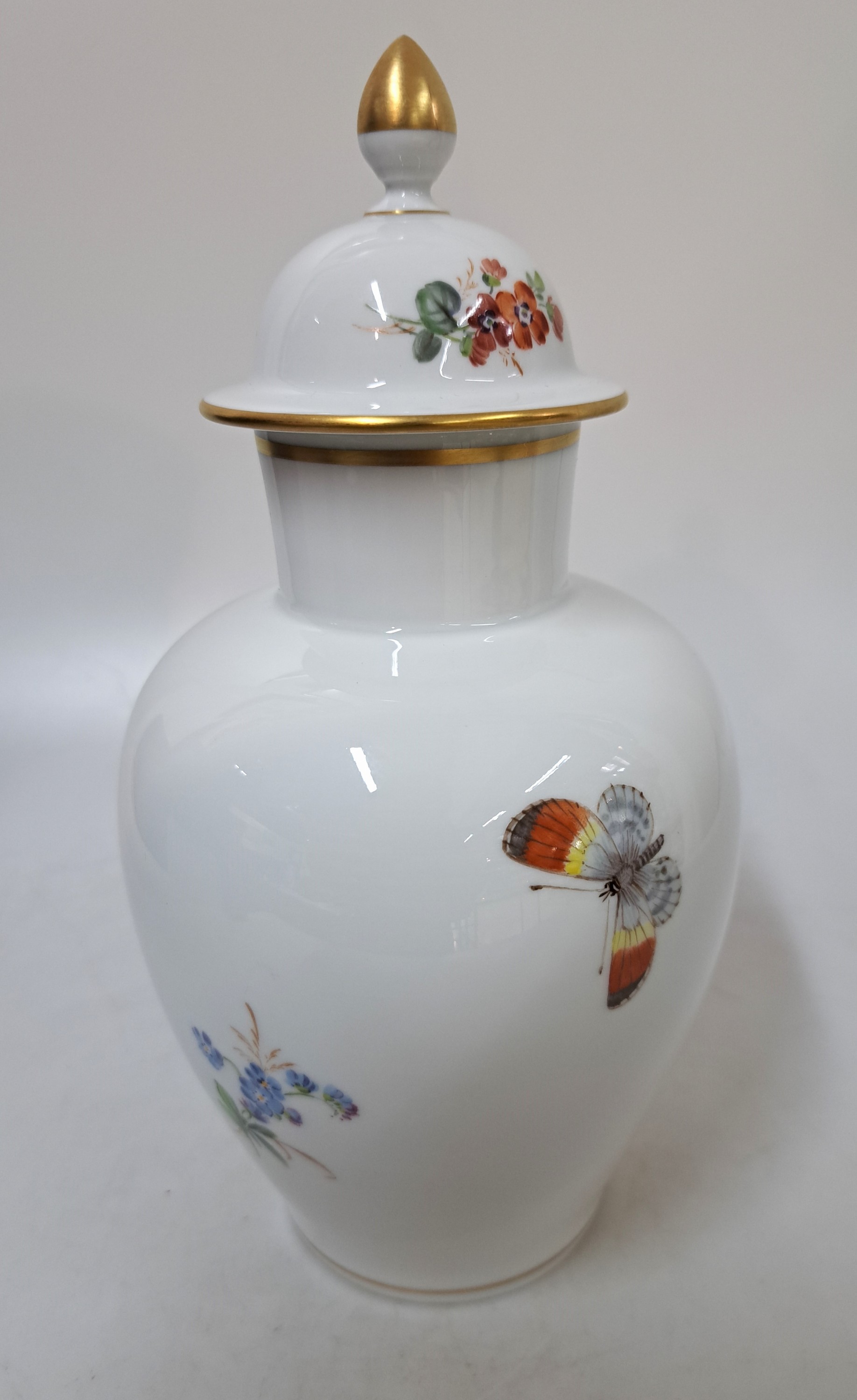 Detail b: 2 Vasen, Meissen, 20. Jh., 2. Wahl., 1x Blume I mit Goldrändern, H. ca. 24cm, 1x Deckelvase, bemalt mit Veilchen und Weidenkätzchen, H. ca. 23cm
