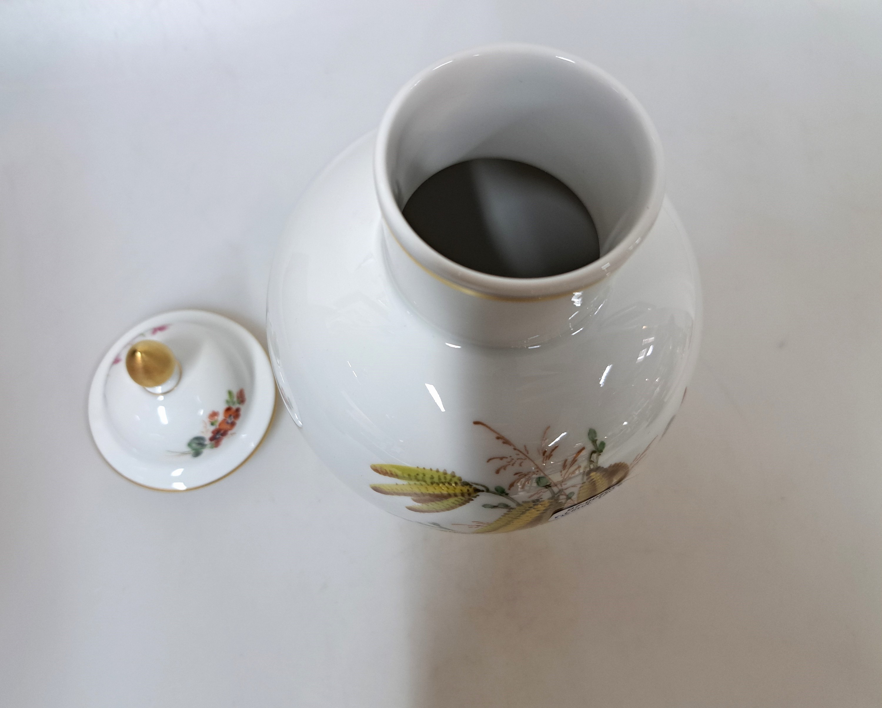 Detail c: 2 Vasen, Meissen, 20. Jh., 2. Wahl., 1x Blume I mit Goldrändern, H. ca. 24cm, 1x Deckelvase, bemalt mit Veilchen und Weidenkätzchen, H. ca. 23cm