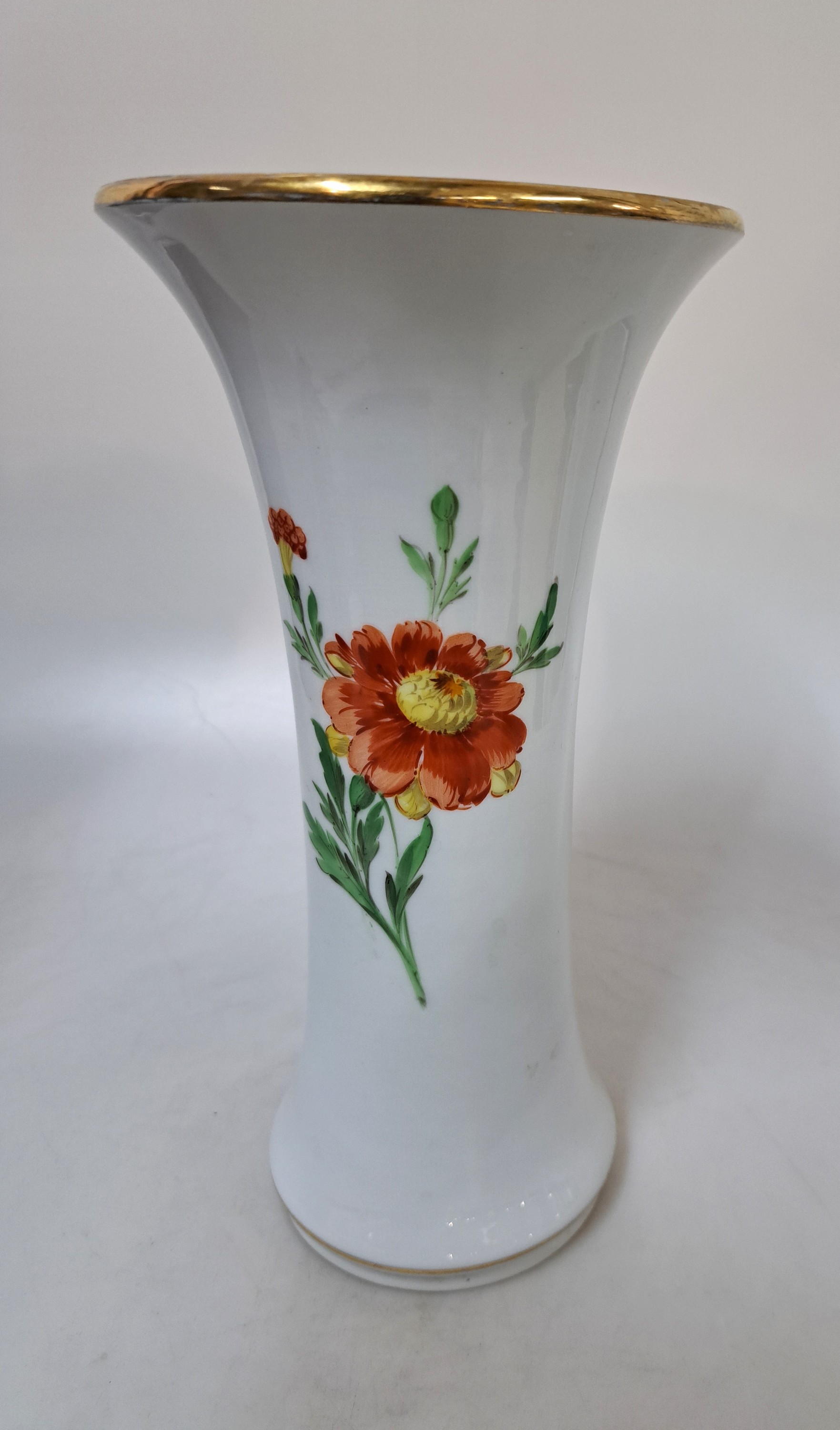 Detail e: 2 Vasen, Meissen, 20. Jh., 2. Wahl., 1x Blume I mit Goldrändern, H. ca. 24cm, 1x Deckelvase, bemalt mit Veilchen und Weidenkätzchen, H. ca. 23cm
