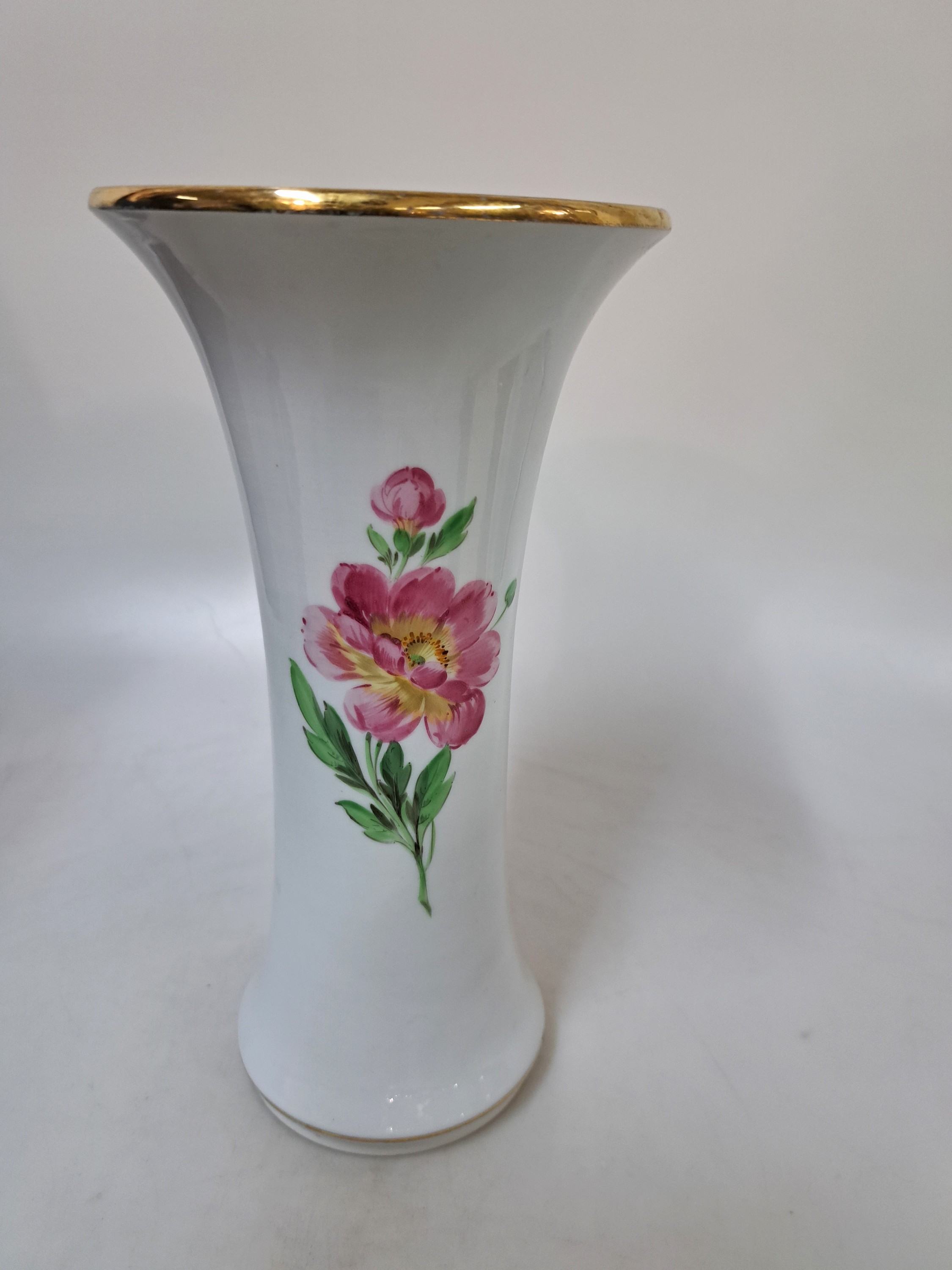Detail f: 2 Vasen, Meissen, 20. Jh., 2. Wahl., 1x Blume I mit Goldrändern, H. ca. 24cm, 1x Deckelvase, bemalt mit Veilchen und Weidenkätzchen, H. ca. 23cm