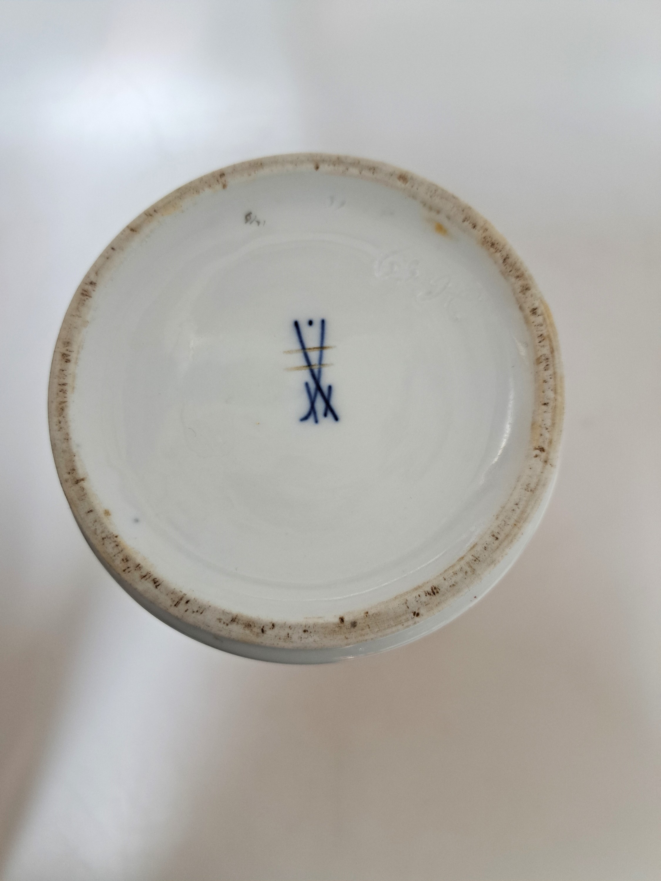 Detail g: 2 Vasen, Meissen, 20. Jh., 2. Wahl., 1x Blume I mit Goldrändern, H. ca. 24cm, 1x Deckelvase, bemalt mit Veilchen und Weidenkätzchen, H. ca. 23cm
