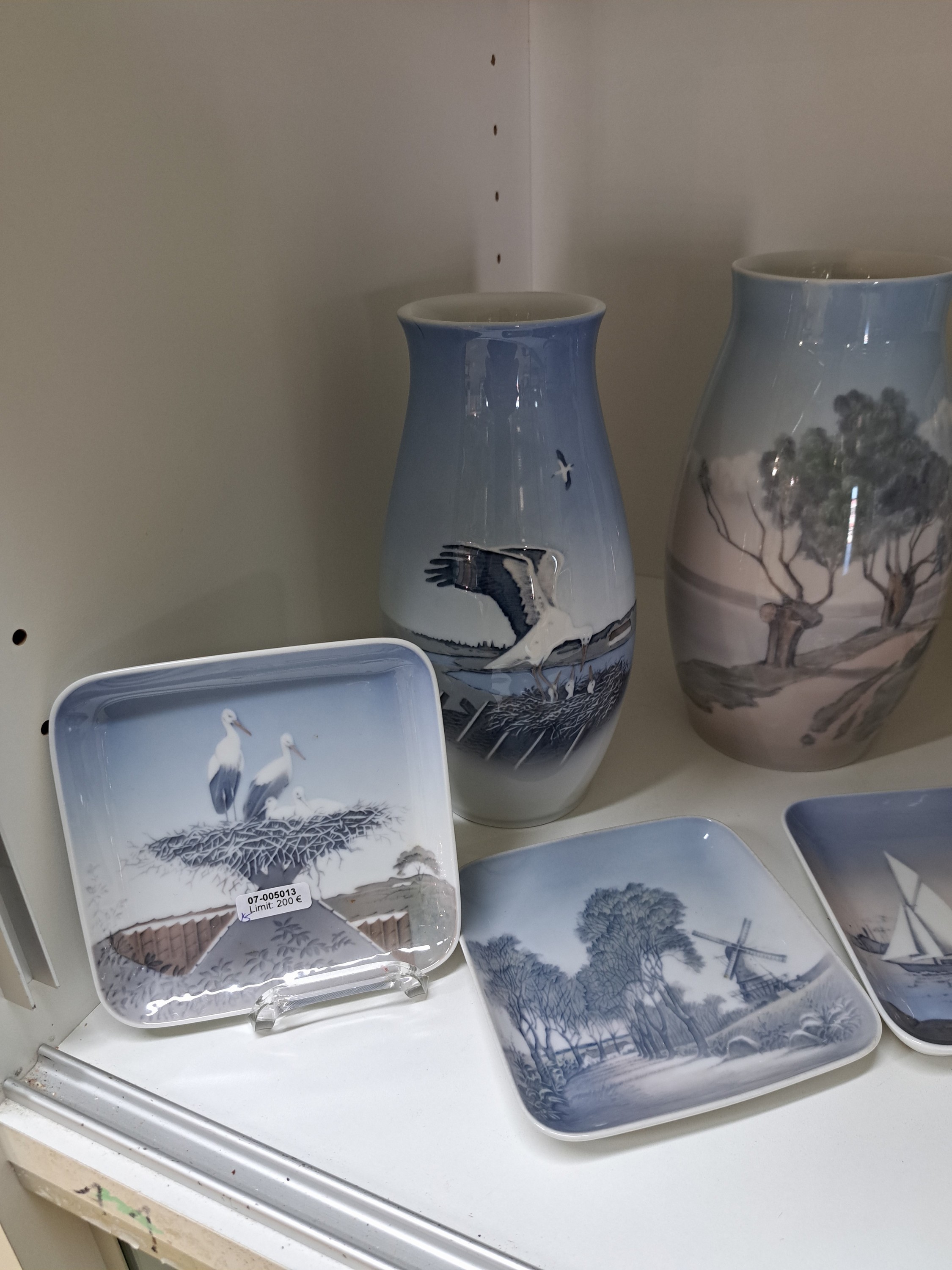 Detail a: 5 Teile Porzellan, Bing & Grondahl Kopenhagen, 20.Jh., 1x Vase, bemalt mit Storchennest, H. ca. 22cm, 1x Vase, bemalt mit Weiden am Wasser, H. ca. ...