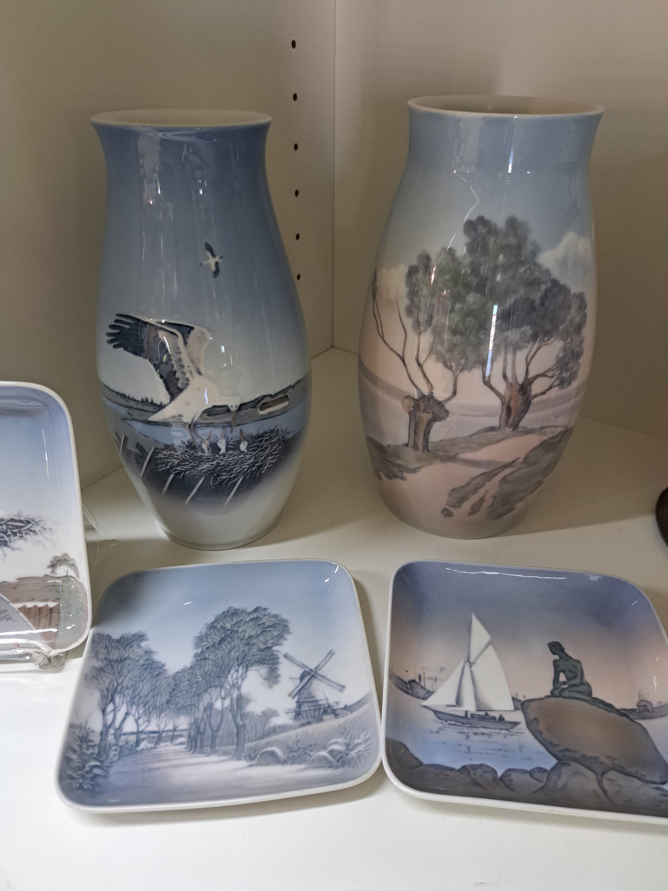 Detail b: 5 Teile Porzellan, Bing & Grondahl Kopenhagen, 20.Jh., 1x Vase, bemalt mit Storchennest, H. ca. 22cm, 1x Vase, bemalt mit Weiden am Wasser, H. ca. ...