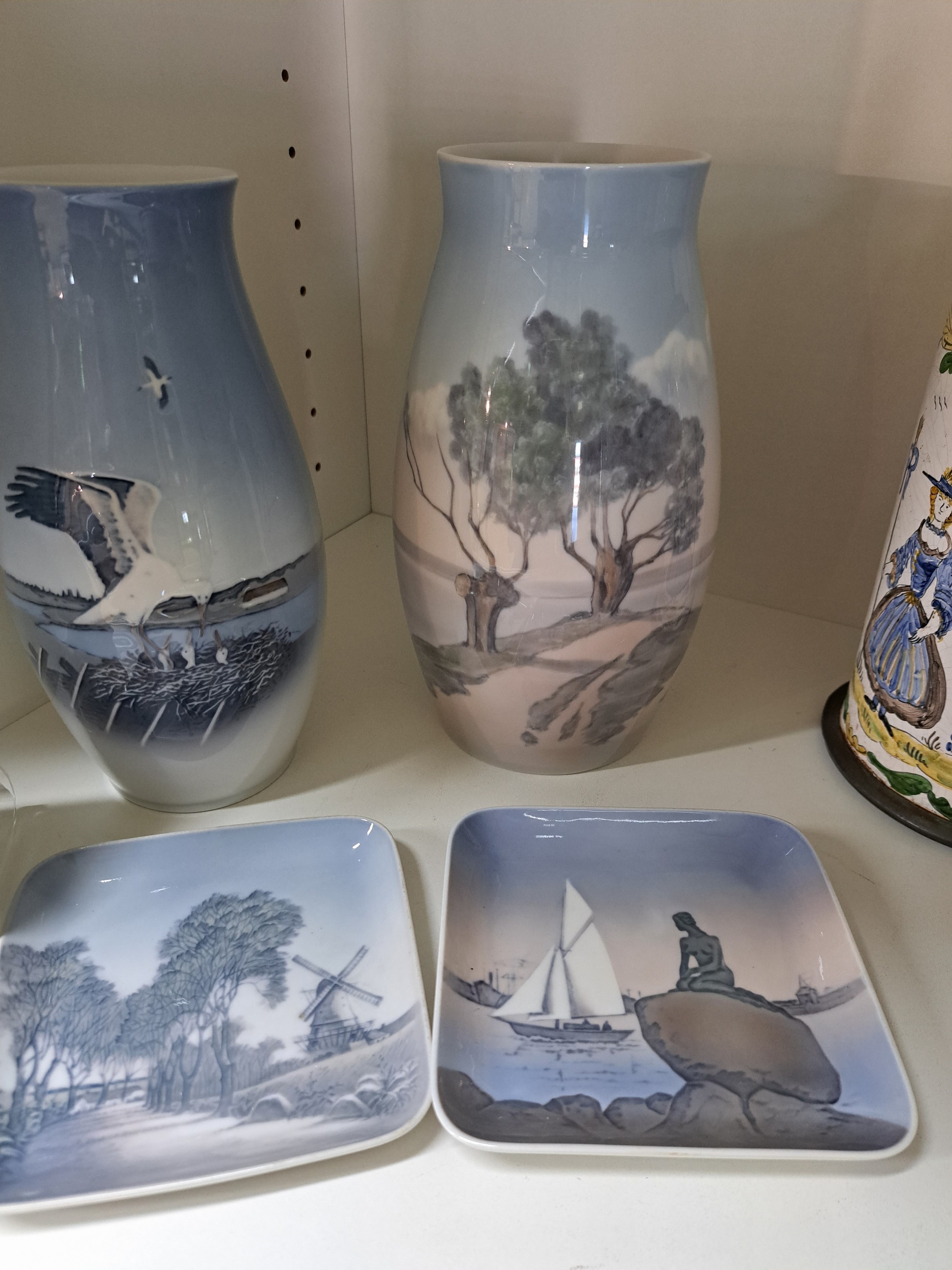 Detail c: 5 Teile Porzellan, Bing & Grondahl Kopenhagen, 20.Jh., 1x Vase, bemalt mit Storchennest, H. ca. 22cm, 1x Vase, bemalt mit Weiden am Wasser, H. ca. ...