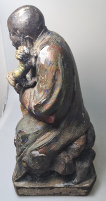 26951678b - Skulptur eines Gelehrten, China, um 1900, Holz geschnitzt, Reste alter bunter Bemalung, ...