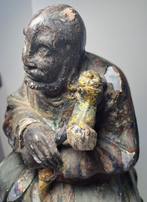 26951678d - Skulptur eines Gelehrten, China, um 1900, Holz geschnitzt, Reste alter bunter Bemalung, ...