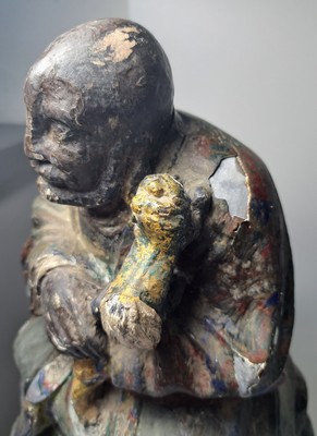 26951678e - Skulptur eines Gelehrten, China, um 1900, Holz geschnitzt, Reste alter bunter Bemalung, ...