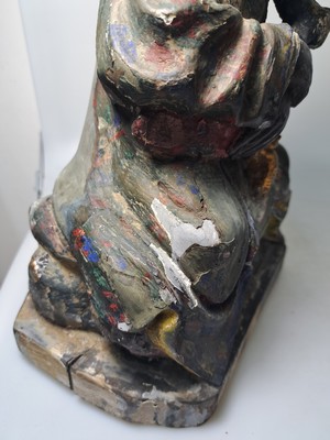 26951678f - Skulptur eines Gelehrten, China, um 1900, Holz geschnitzt, Reste alter bunter Bemalung, ...