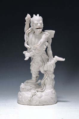 Image 26951679 - Porzellanfigur, China, um 1900, sog. blanc-de-blanc, Darstellung eines Dämon, auf ...