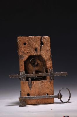 Image Gotisches Torschloss, 15. Jh., Nussbaum massiv, mit geschmiedeten Monturen, langer ...