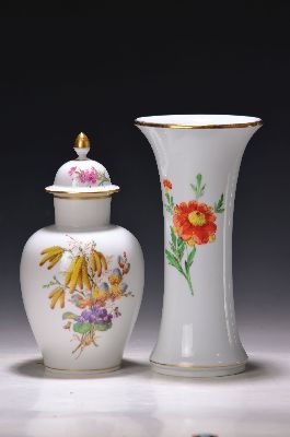 Image 26951684 - 2 Vasen, Meissen, 20. Jh., 2. Wahl., 1x Blume I mit Goldrändern, H. ca. 24cm, 1x ...