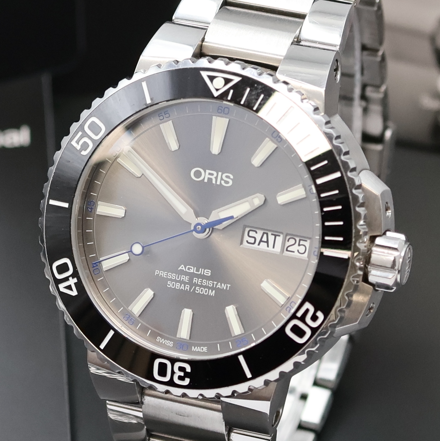 Detail a: ORIS Aquis Hammerhead auf 2.000 Stück limitierte Herrenarmbanduhr in Edelstahl Referenz 01 752 7733, Schweiz verk. lt. beil. Pap. 08/2017, ...