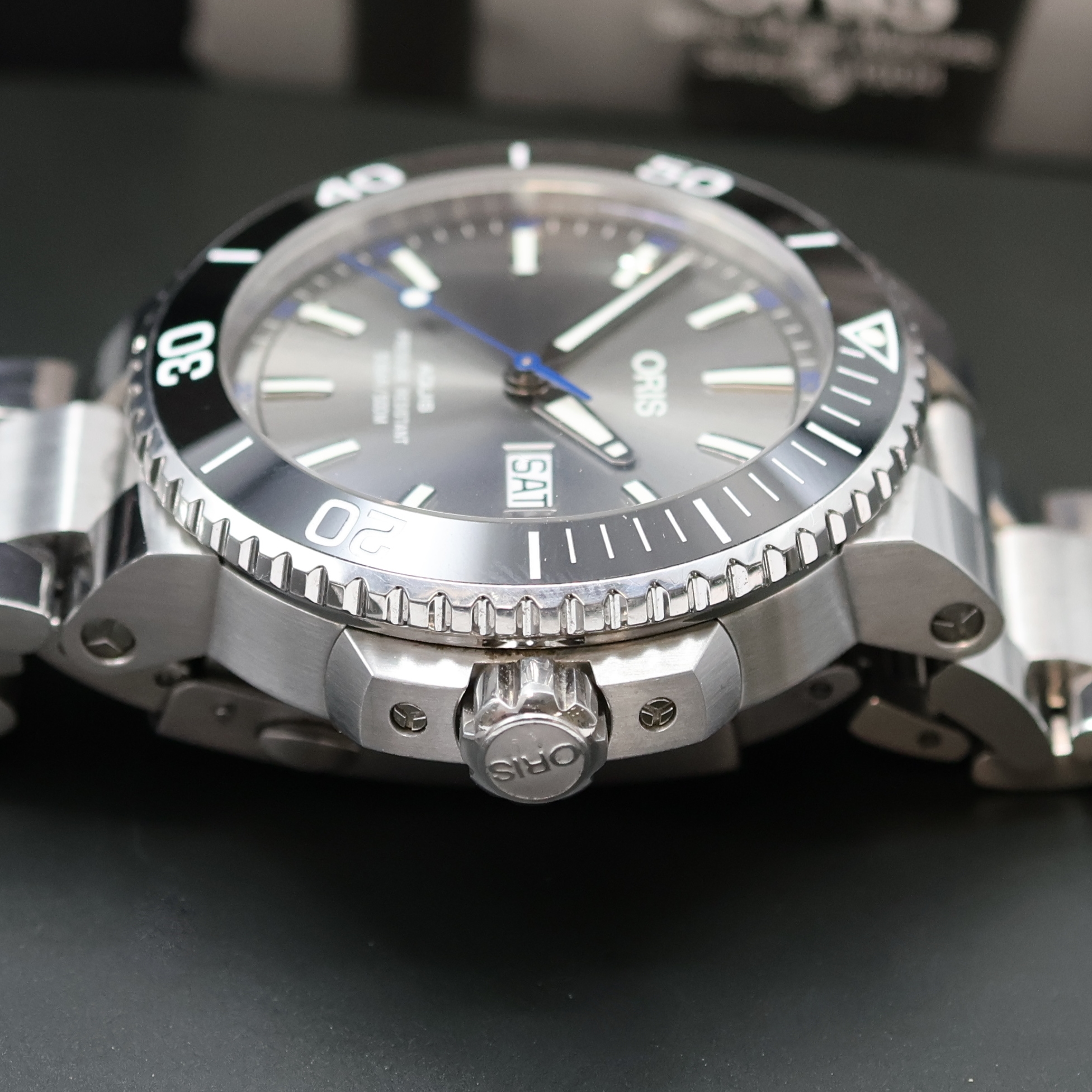 Detail c: ORIS Aquis Hammerhead auf 2.000 Stück limitierte Herrenarmbanduhr in Edelstahl Referenz 01 752 7733, Schweiz verk. lt. beil. Pap. 08/2017, ...