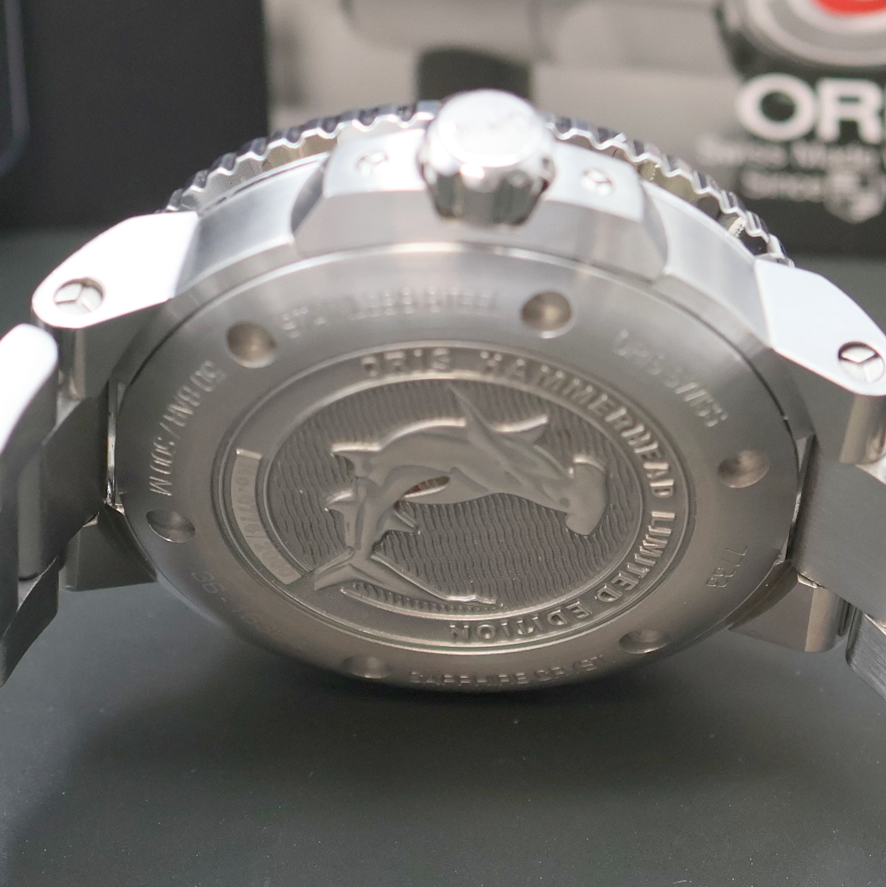 Detail d: ORIS Aquis Hammerhead auf 2.000 Stück limitierte Herrenarmbanduhr in Edelstahl Referenz 01 752 7733, Schweiz verk. lt. beil. Pap. 08/2017, ...