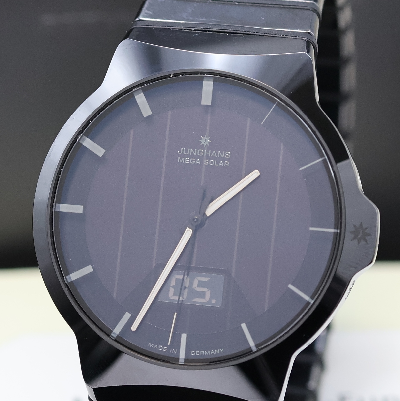 Detail a: JUNGHANS Force Mega Solar Armbanduhr Referenz 018/1133.44, Keramikgeh. inkl. Gliederband m. dopp. Faltschl., Solar-Zifferbl., Anz. v. Std., Min., ...
