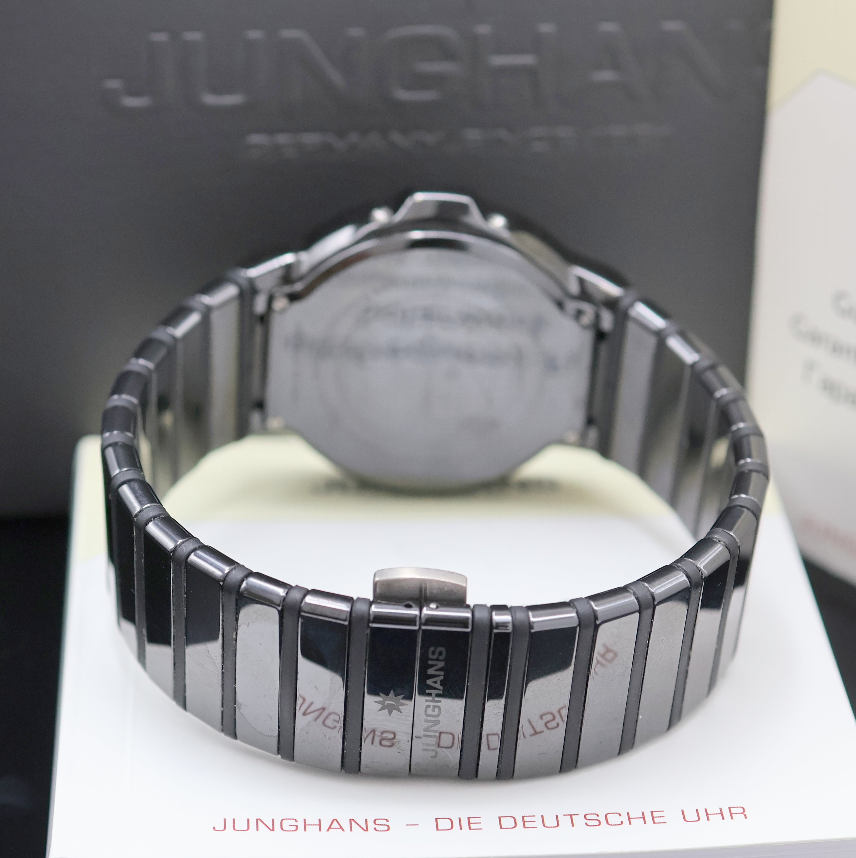 Detail b: JUNGHANS Force Mega Solar Armbanduhr Referenz 018/1133.44, Keramikgeh. inkl. Gliederband m. dopp. Faltschl., Solar-Zifferbl., Anz. v. Std., Min., ...