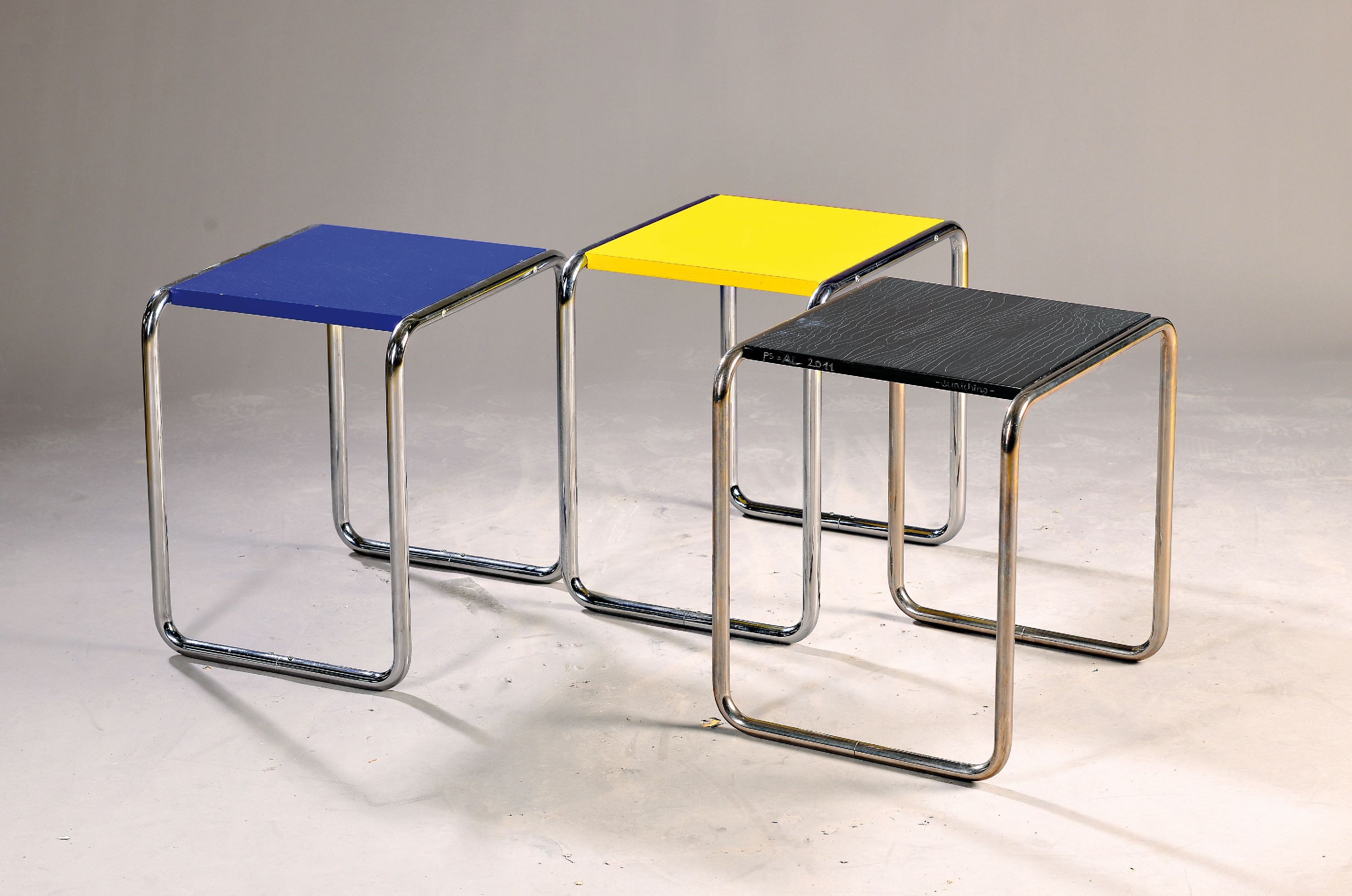 3 Hocker von Thonet, "B9", in verschiedenen Farben blau, gelb und schwarz, verchromtes Gestell, ca. 46 x 46 37 cm, EZ 2