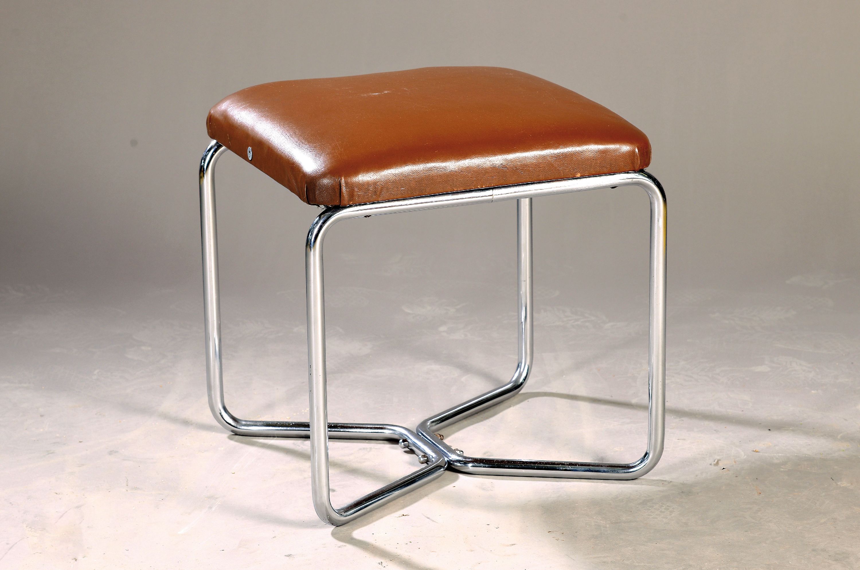 Hocker, Thonet, "B56", Entwurf von Marcel Breuer, Entwurf um 1930, verchromtes Stahlrohr, mit stilisiertem Freischwinger, Lederbezug, ca . ...