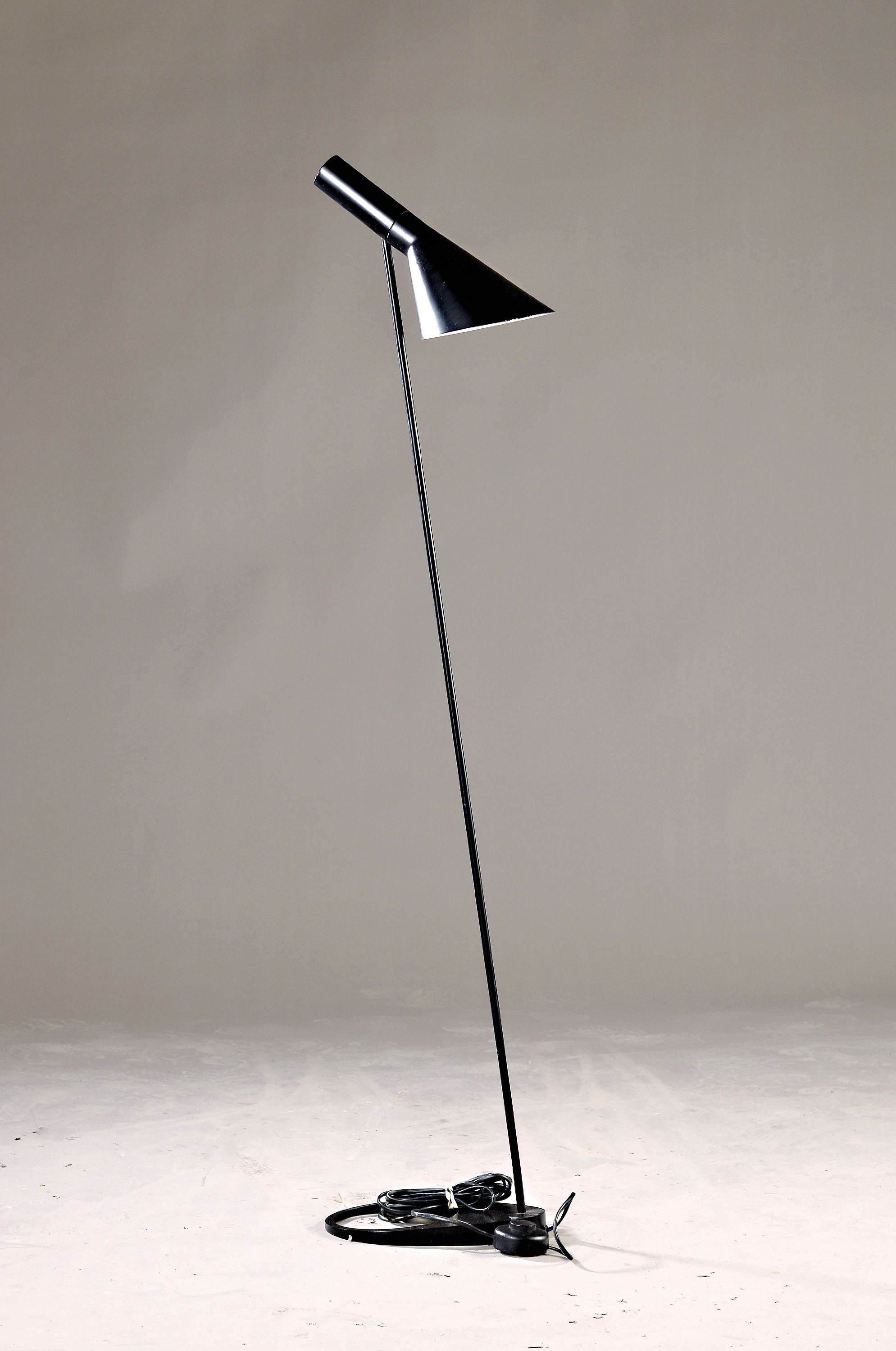 Stehlampe VISOR, Dänemark, Louis-Paulsen, um 1965, in schwarz, mit Ein-Aus -Bodenschalter und verstellbare Haube, Elektrifizierung nicht geprüft, ...