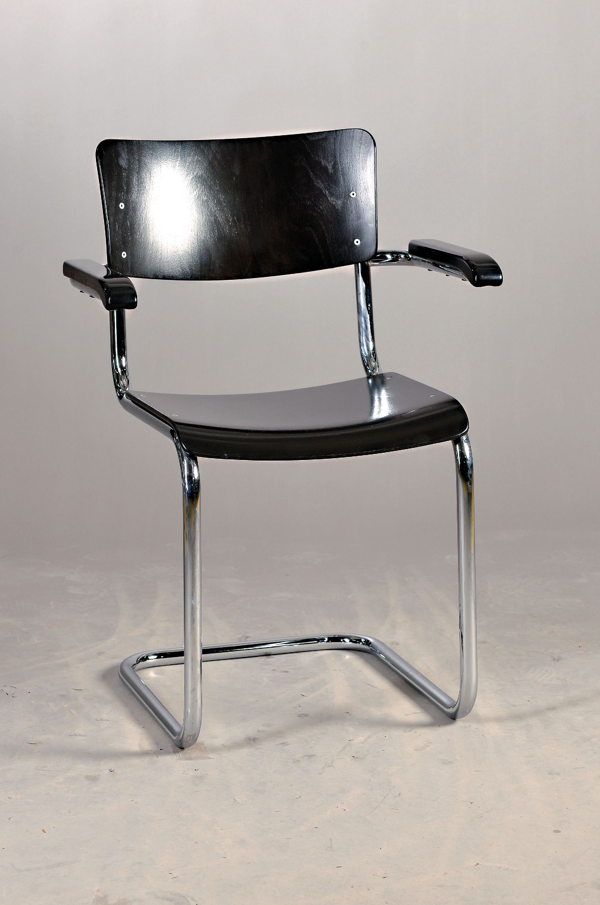 Bauhaus Stuhl von Mauser Werke Waldeck, 1930er, Rückenlehne und Sitz aus schwarz lackiertem Holz, verchromtes Stahlrohr, ca. 83 x 42 x 44 cm, EZ 2
