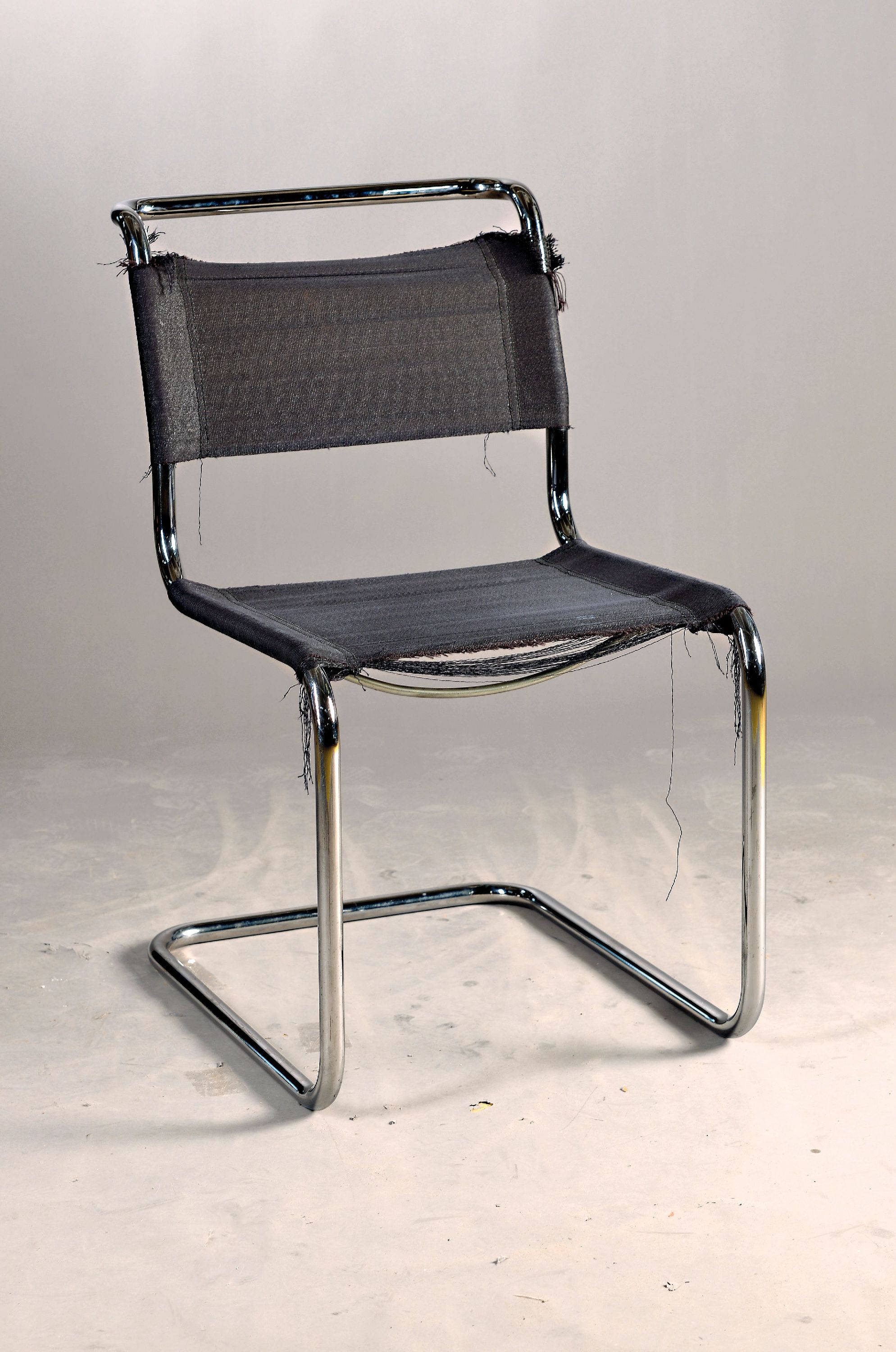 B5 Stuhl, von Marcel Breuer, Entwurf 1927, Hersteller "TECTA, vernickeltes Stahlrohr, Stoff etwas zerrissen, ca. 86 x 45 x 59 cm, EZ 2-3