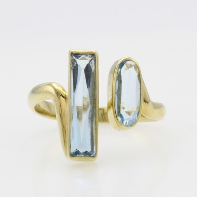 Image Ring mit Aquamarinen, GG 585/000, offen gearb., 1 ovaler u. 1 eckiger Aquamarin zus. ca. ...