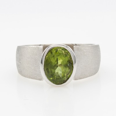Image Ring mit Peridot, WG 585/000, z.T. satiniert, ovaler, fac. Peridot ca. 2.50 ct, RW ca. ...