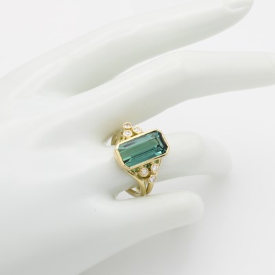 26951947b - Ring mit Turmalin und Brillanten, GG 585/000, Ringschiene in 2-rhg., symmetr. Design, ...