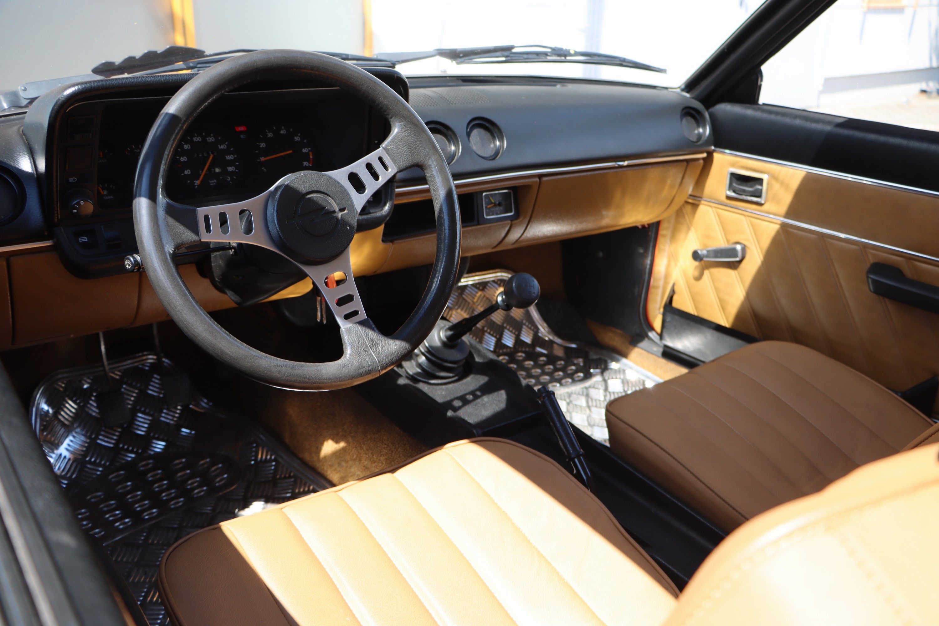 Detail d: Opel Manta-B-CC, EZ 07/1980, Fahrgestellnummer: 5505136597, Laufleistung ca. 32.611 km abgelesen, 44 kW/60 PS, HU 05/2026, Schaltgetriebe, ...