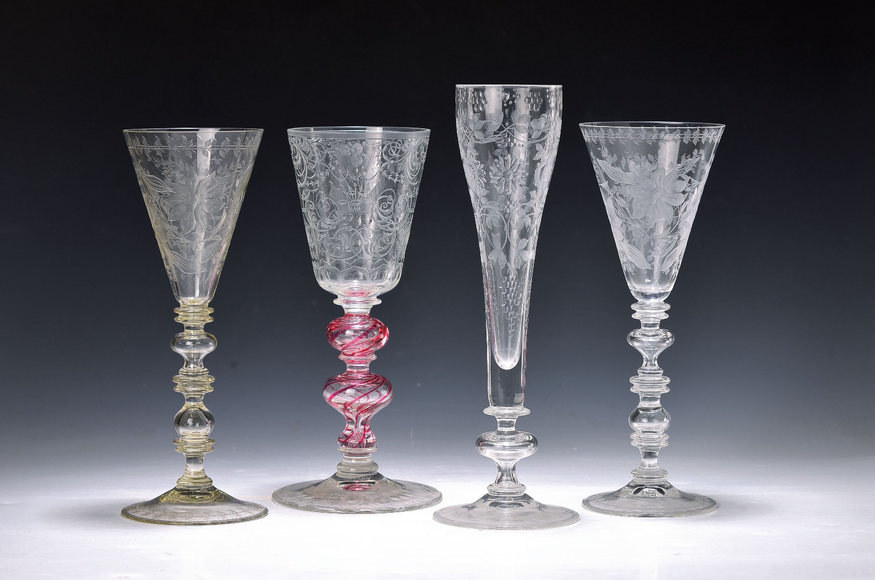 Umfangreiches Gläserset, wohl böhmisch, 20.Jh., farbloses, mundgeblasenes Glas, geschliffener und mattierter Floraldekor, 17 Weingläser davon 10 ...