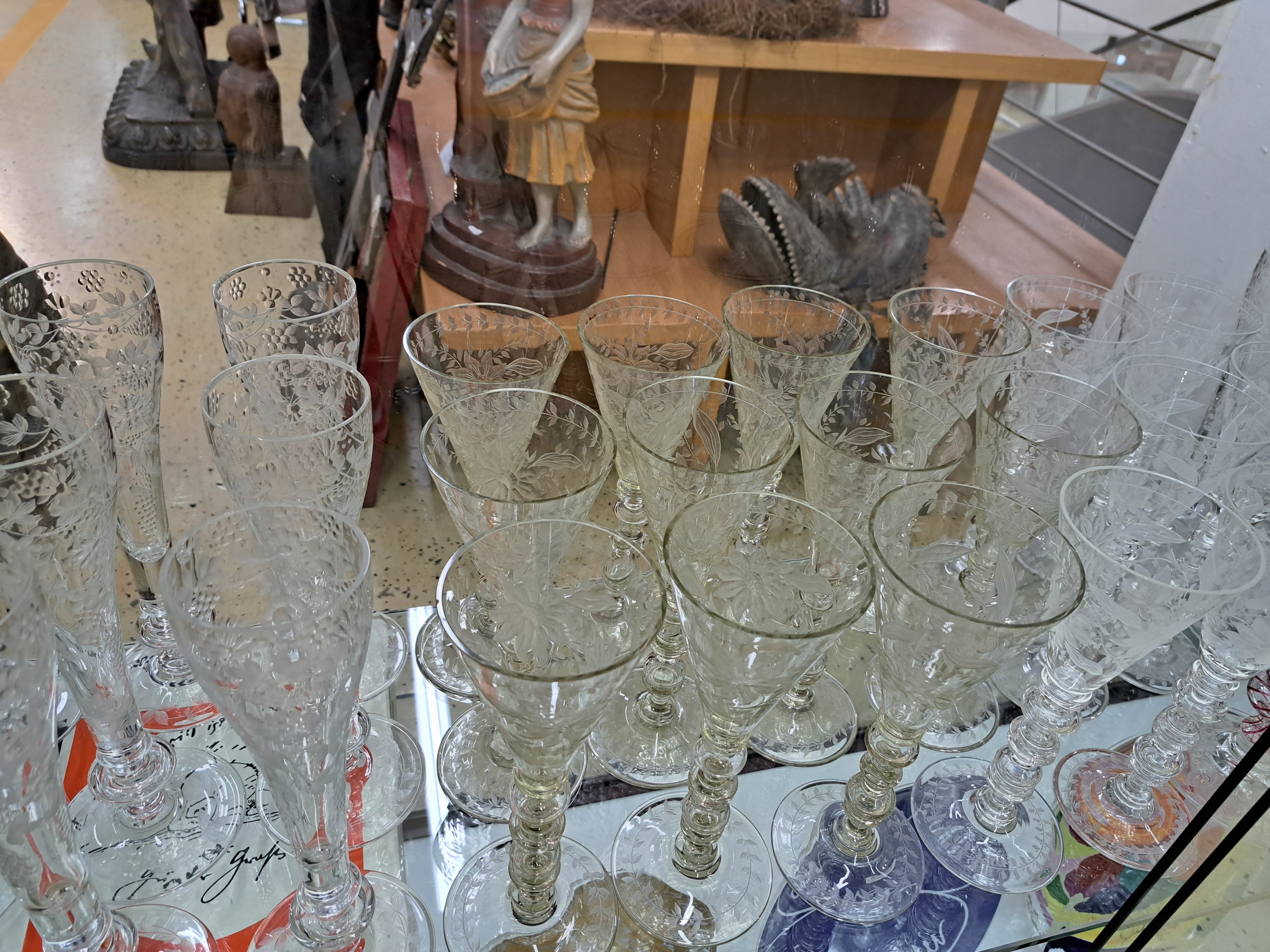 Detail a: Umfangreiches Gläserset, wohl böhmisch, 20.Jh., farbloses, mundgeblasenes Glas, geschliffener und mattierter Floraldekor, 17 Weingläser davon 10 ...